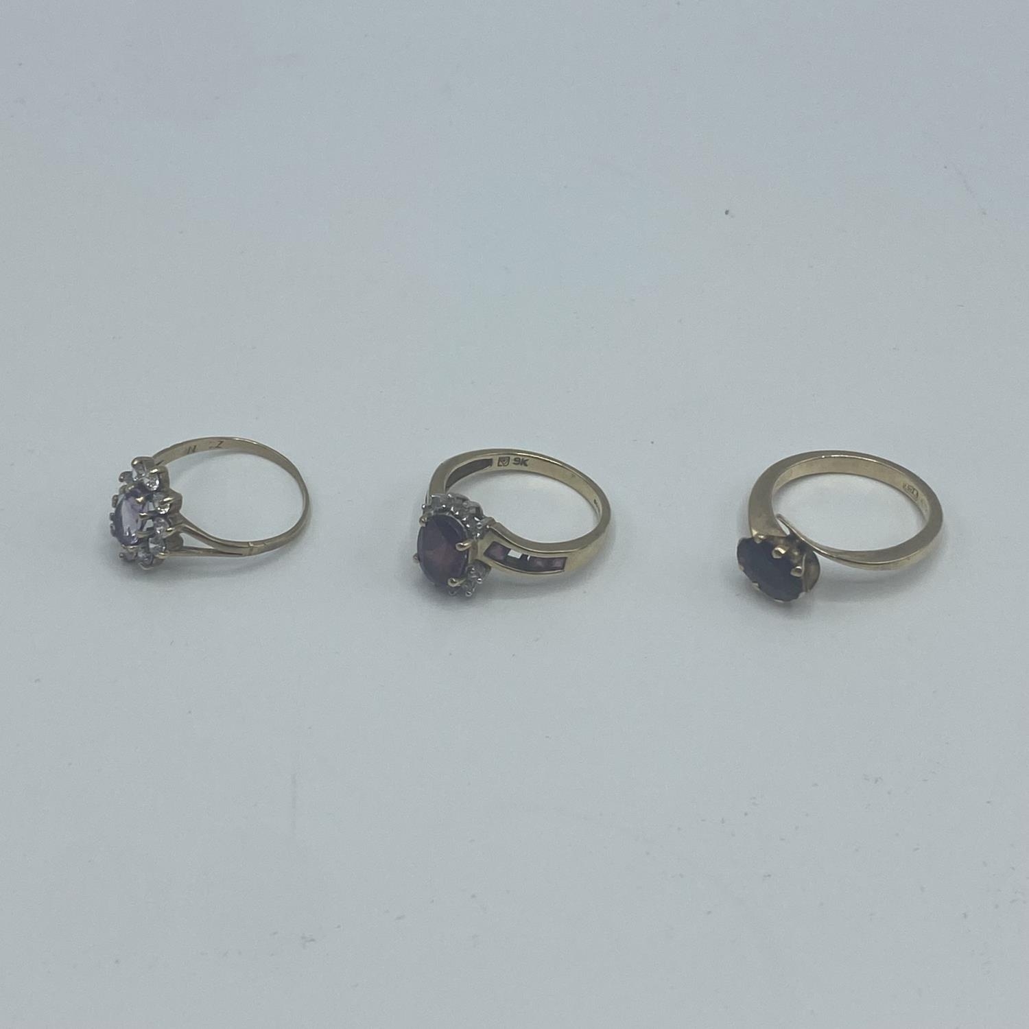 Three x 9 ct gold and gem set rings J-K-L 7.1 g - Image 2 of 5