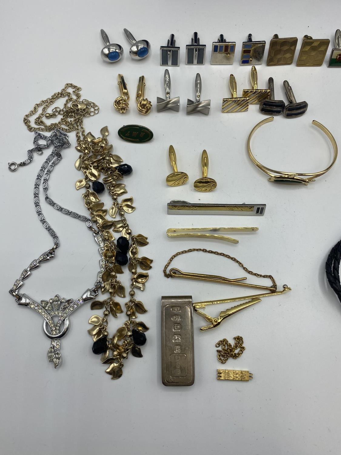 A collection of costume jewellery and a silver money clip. - Image 2 of 5