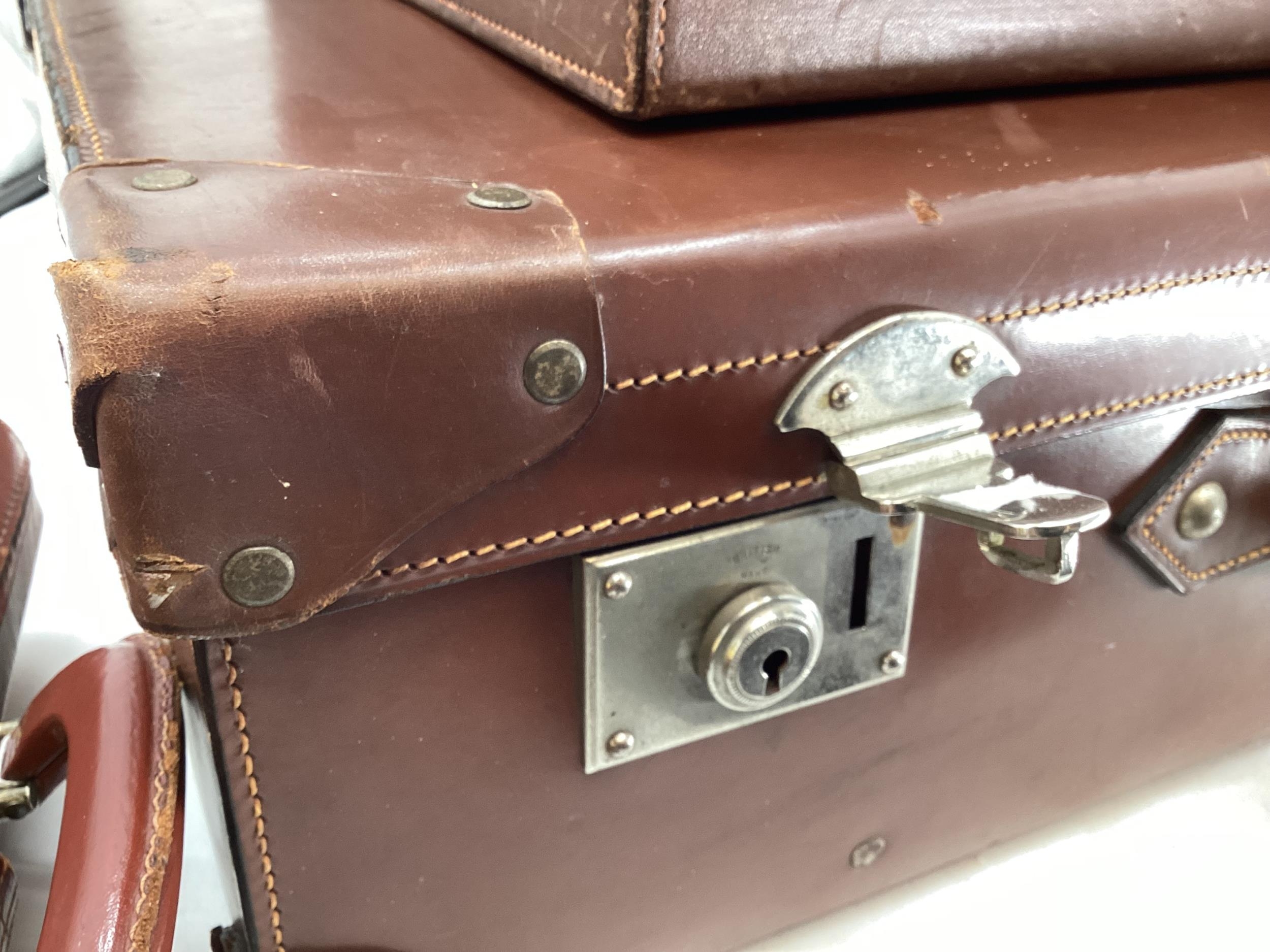Vintage brown leather suitcase, brown leather vanity suitcase with fitted interior, a brown - Image 10 of 10