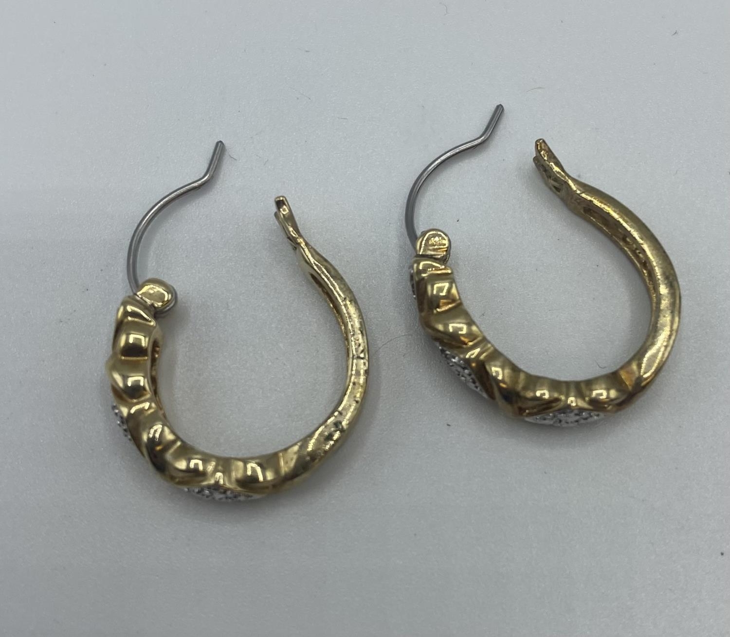 A pair of diamond ear studs together with a pair of yellow metal hoop earrings. - Image 3 of 5