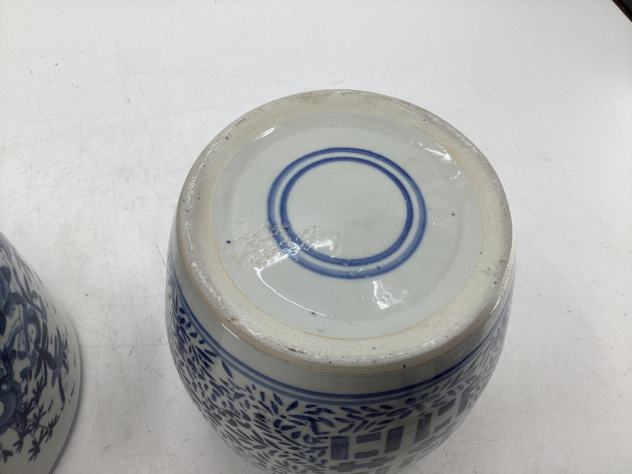 A quantity of blue and white decorative china, some with cracks, to include Wedgwood, Willow - Image 12 of 19