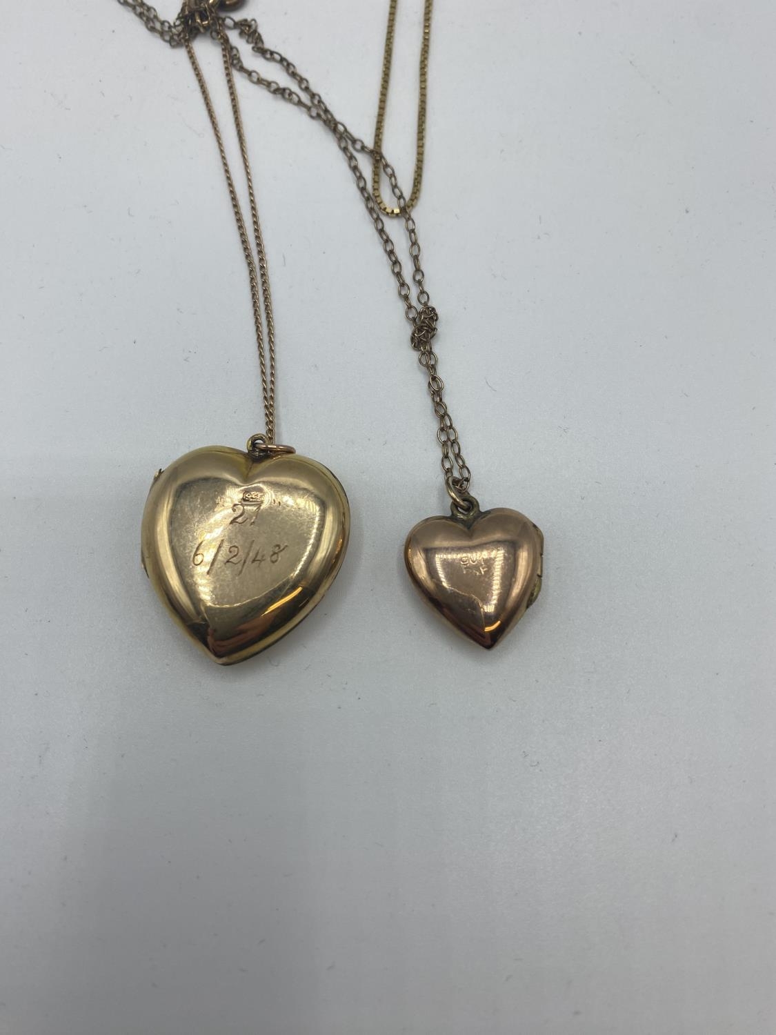 A collection of 9ct gold items to include two heart lockets(one back and front example) - Image 3 of 4