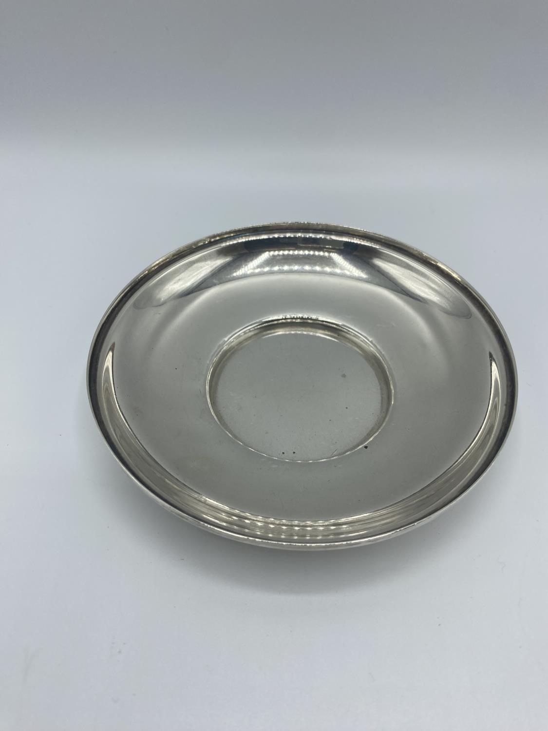 A set of 4 silver coin set pin dishes and a sterling silver example and 2 unmarked white metal - Image 6 of 10