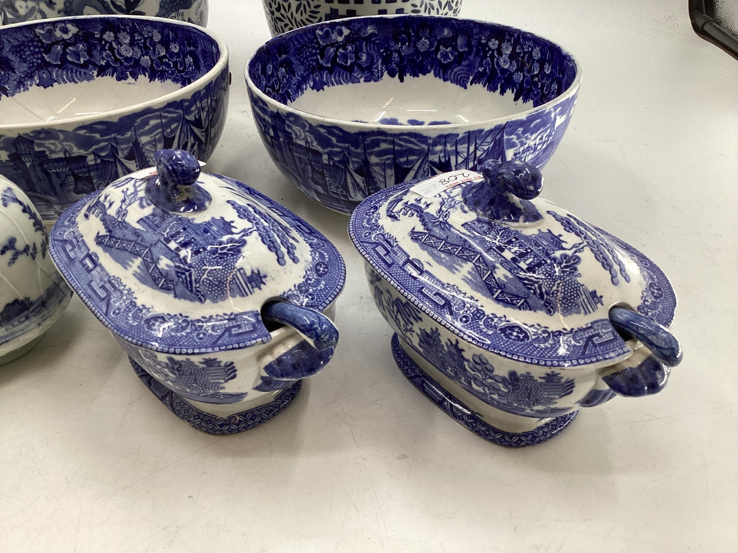 A quantity of blue and white decorative china, some with cracks, to include Wedgwood, Willow - Image 13 of 19