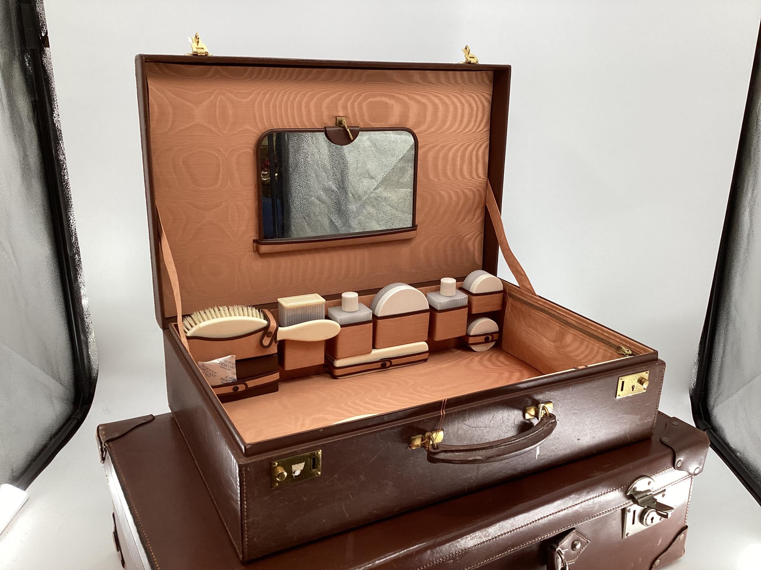 Vintage brown leather suitcase, brown leather vanity suitcase with fitted interior, a brown - Image 2 of 10