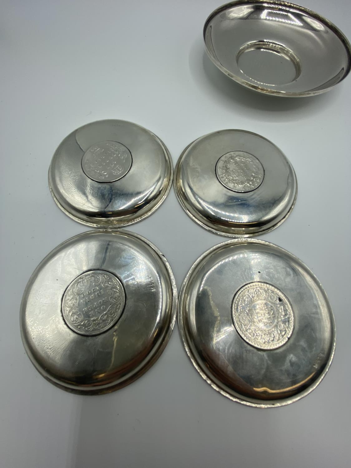 A set of 4 silver coin set pin dishes and a sterling silver example and 2 unmarked white metal - Image 4 of 10