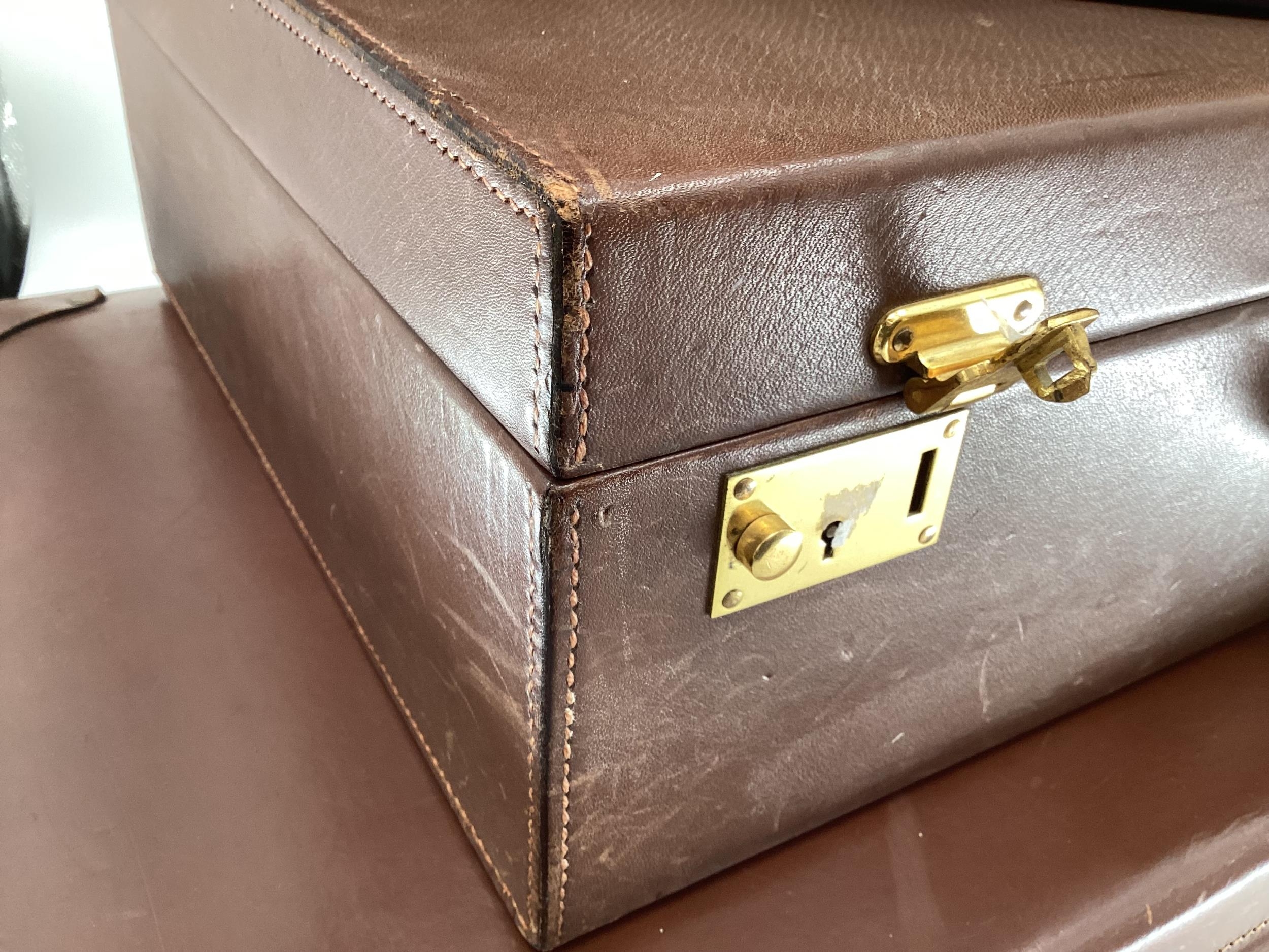 Vintage brown leather suitcase, brown leather vanity suitcase with fitted interior, a brown - Image 7 of 10