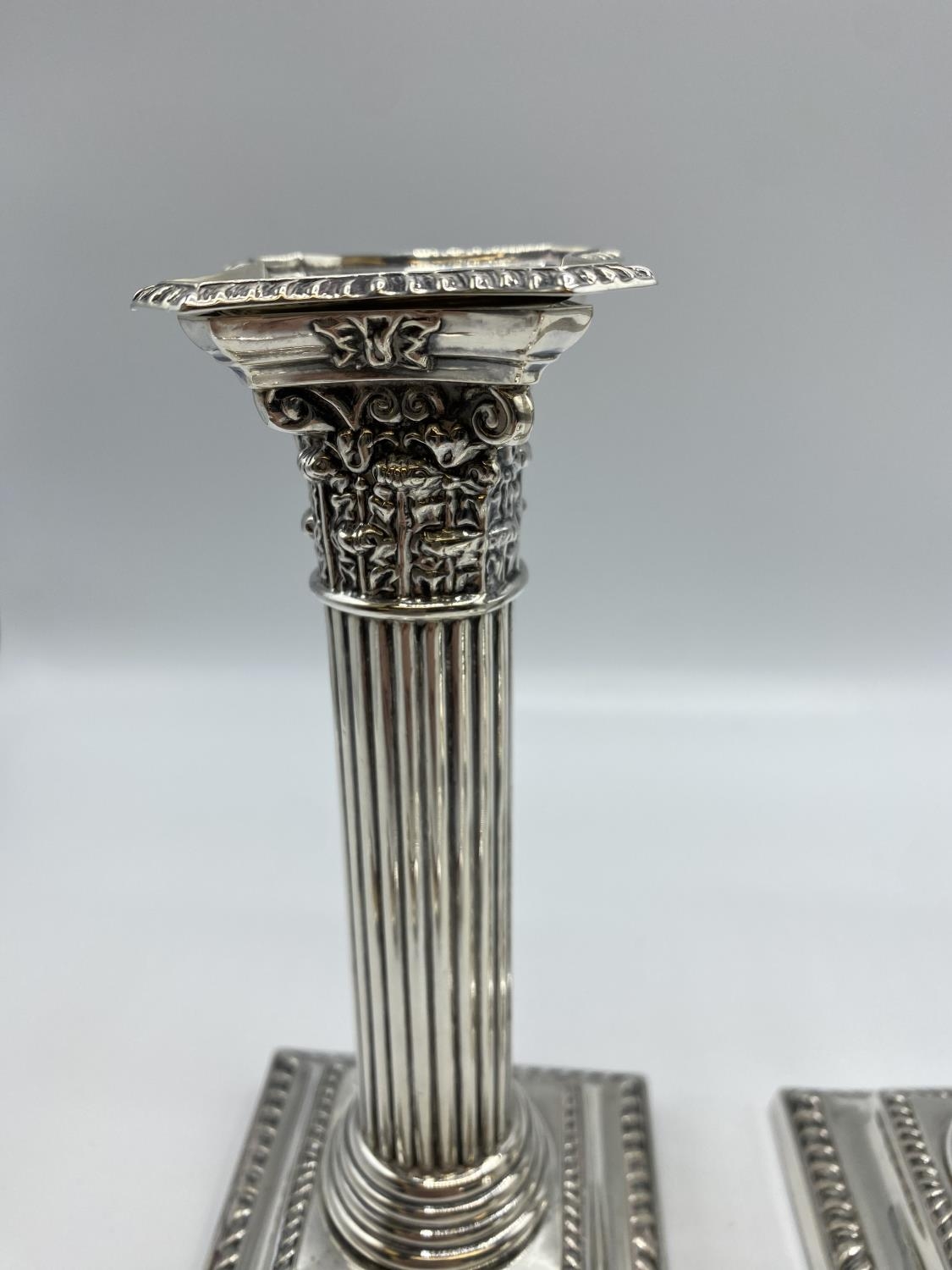 A pair of sterling silver weighted column candlesticks 160 cm H - Image 2 of 3