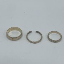 Three 9ct gold wedding bands, various sizes 8.15g