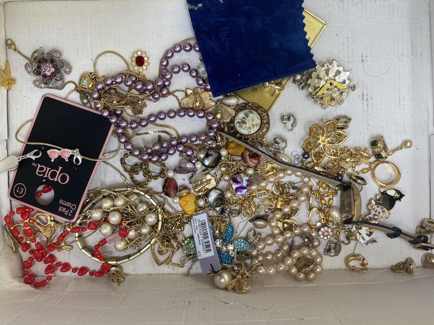 A collection of costume jewellery - Image 2 of 7