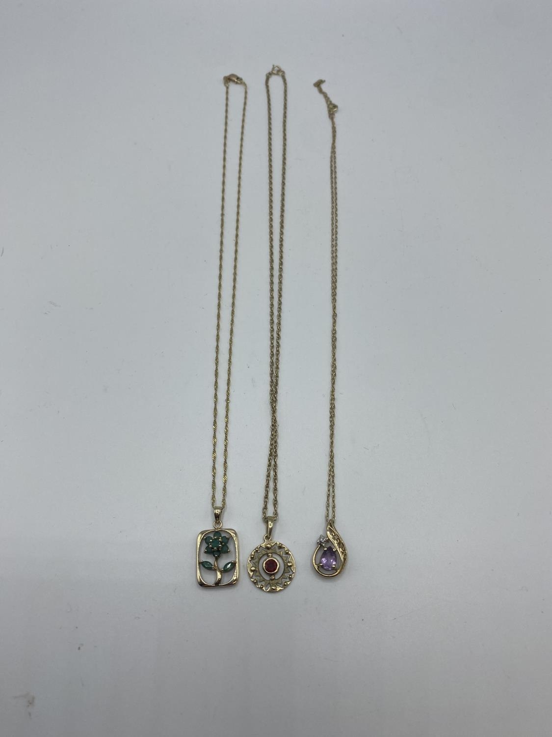 Three 9 ct gold chain link necklaces with gem set pendant 7.60 g - Image 2 of 3