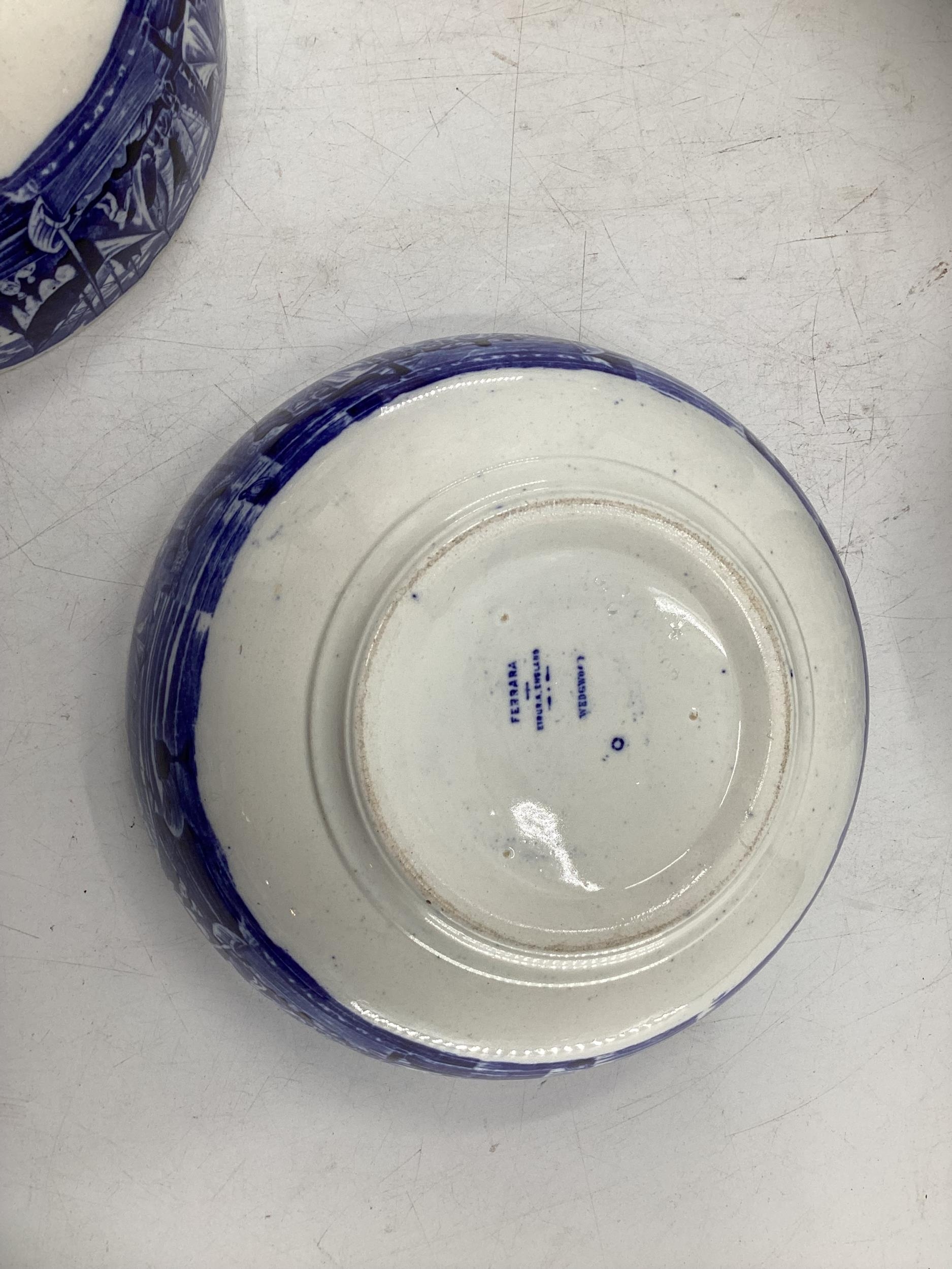 A quantity of blue and white decorative china, some with cracks, to include Wedgwood, Willow - Image 6 of 19