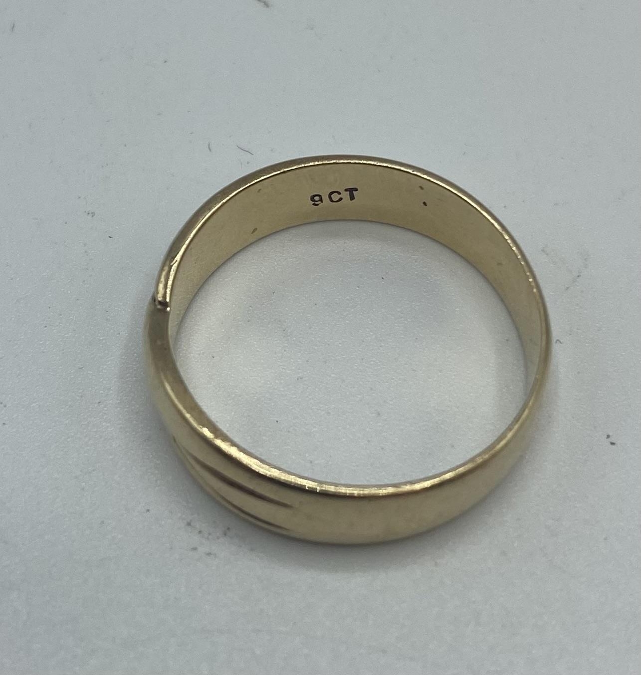 A 9ct gold wedding band. 3.2g. Size P - Image 2 of 2