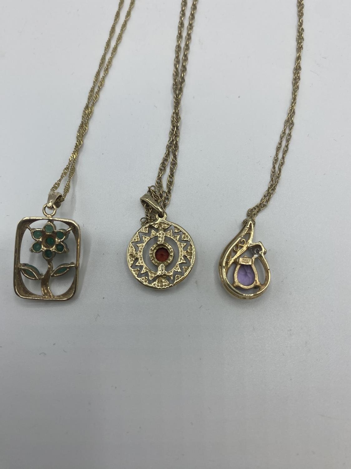 Three 9 ct gold chain link necklaces with gem set pendant 7.60 g - Image 3 of 3