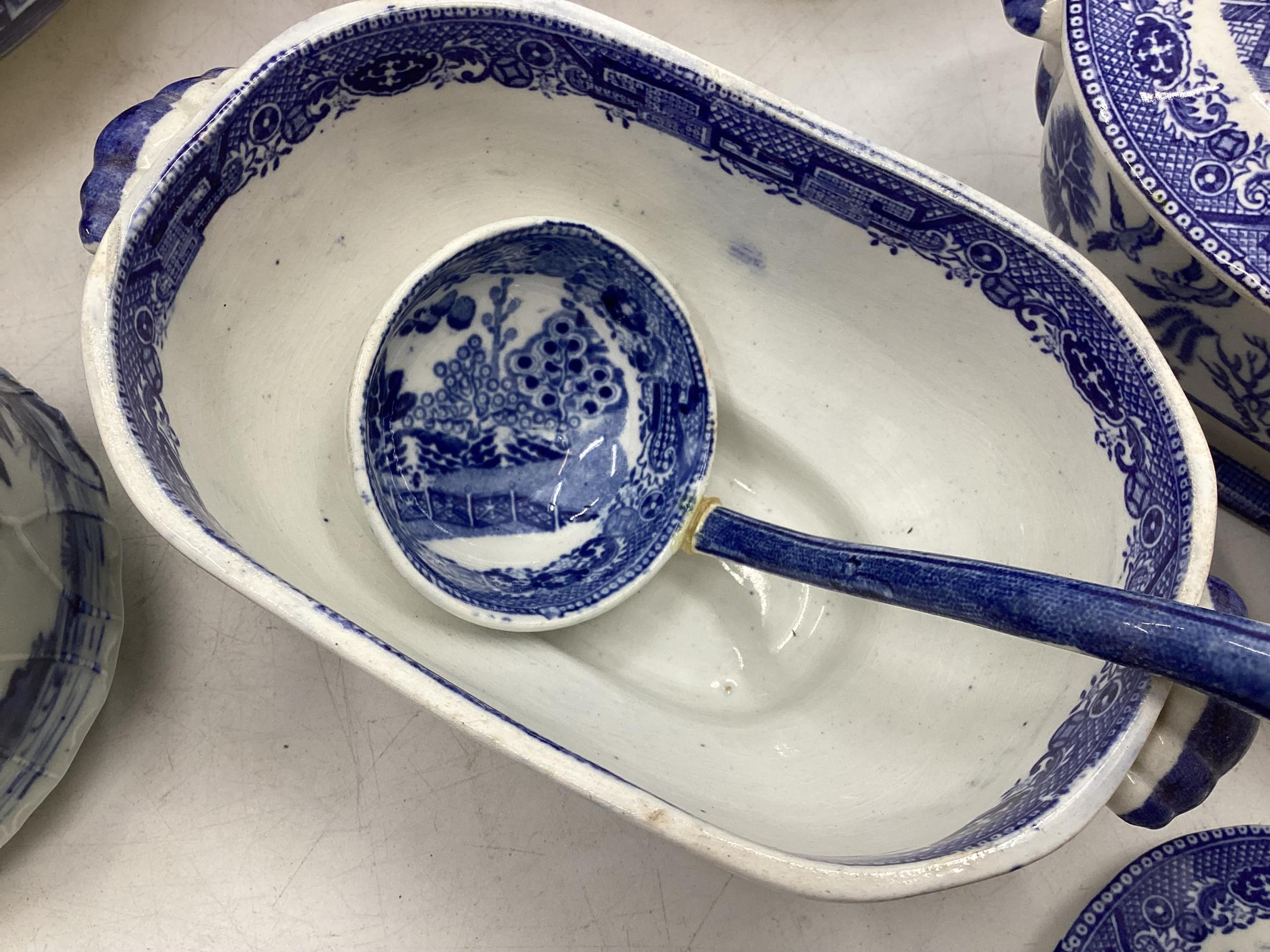 A quantity of blue and white decorative china, some with cracks, to include Wedgwood, Willow - Image 14 of 19