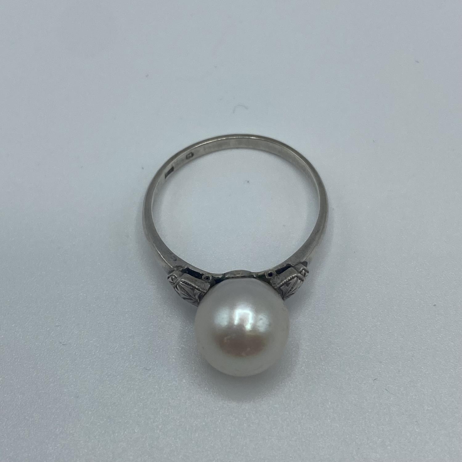 A strand of graduated pearls on a white metal clasp 52cm, together with a matching pearl set ring - Image 5 of 6