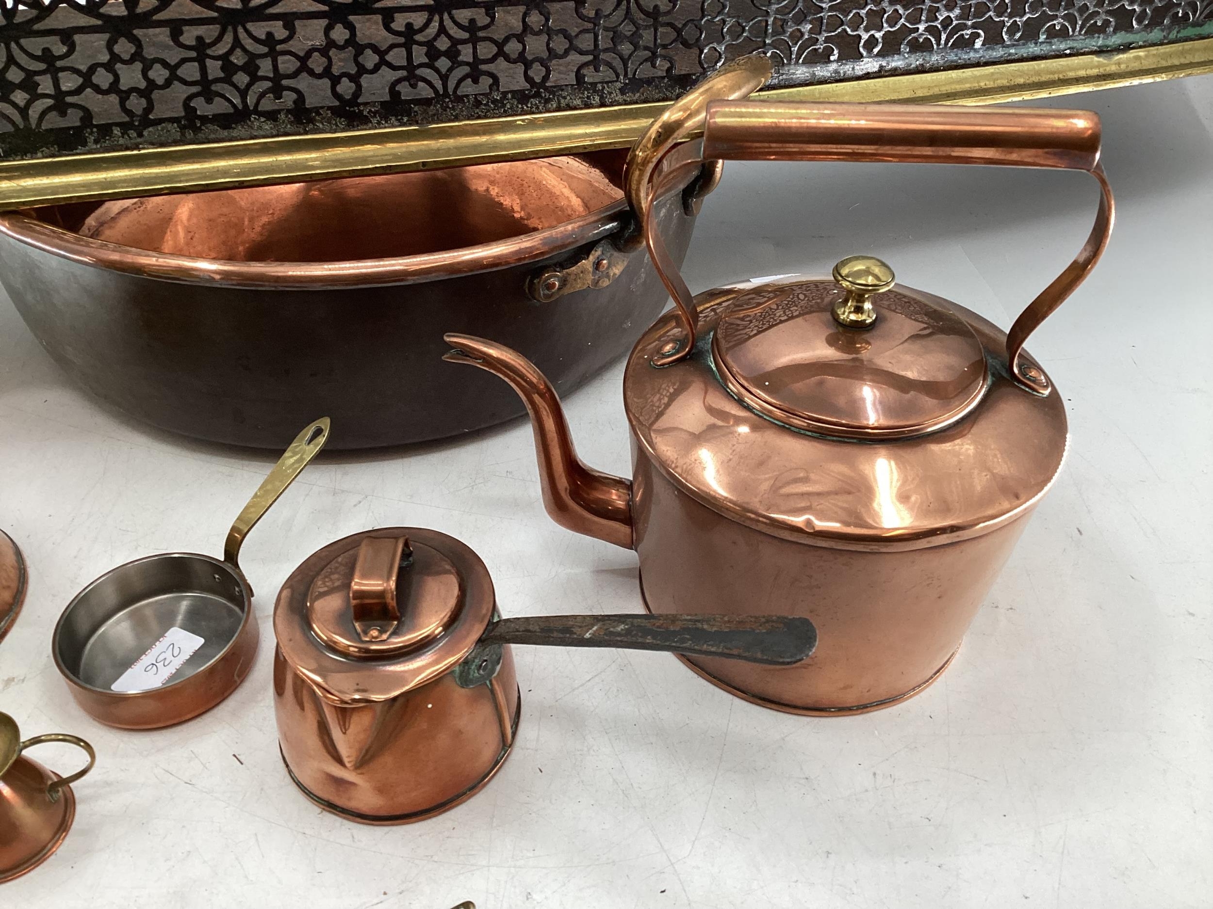 Brass fire fender, large copper jam pan, copper kettle and milk warming pan, brass toasting fork etc - Image 4 of 4