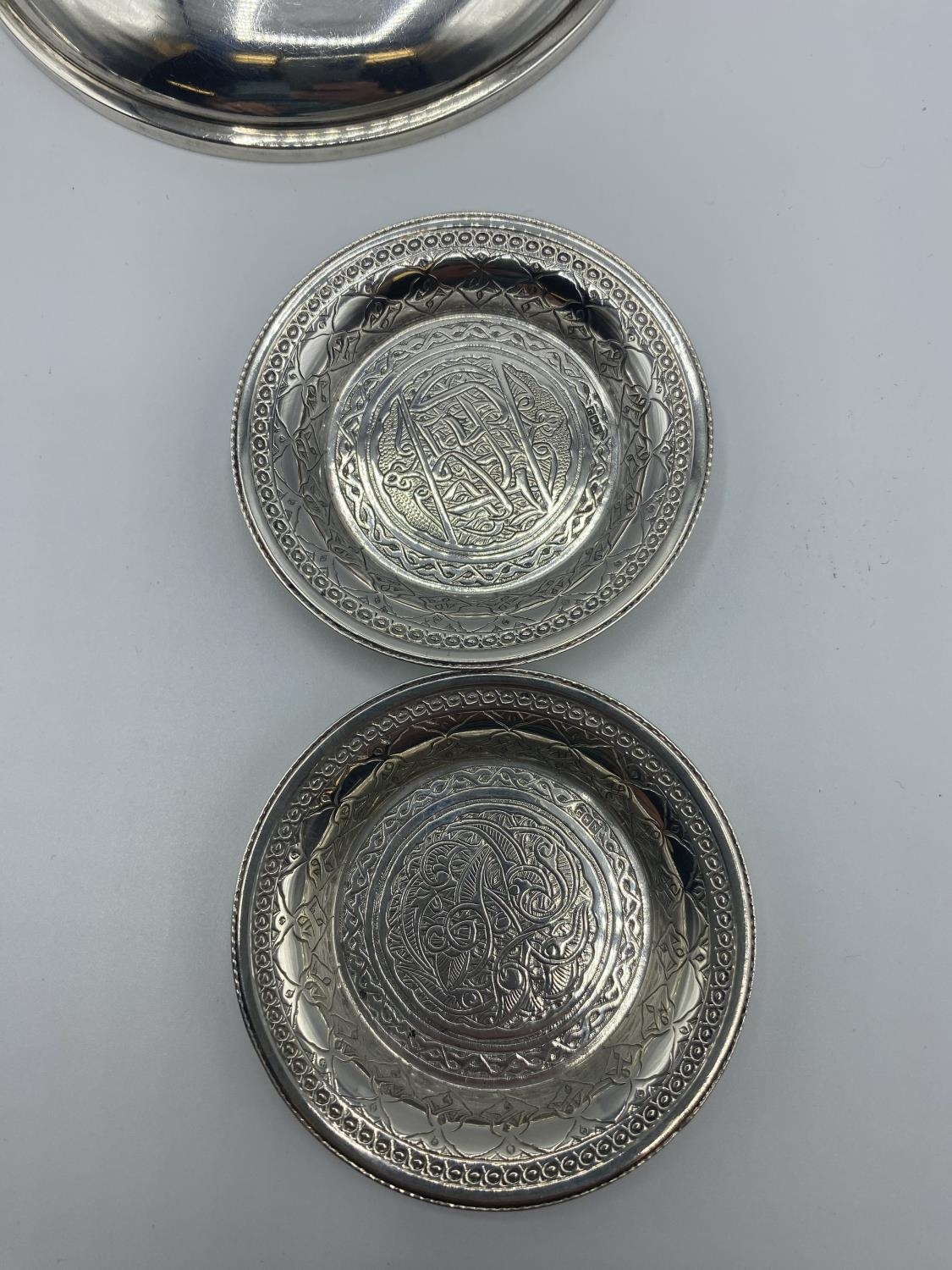 A set of 4 silver coin set pin dishes and a sterling silver example and 2 unmarked white metal - Image 8 of 10