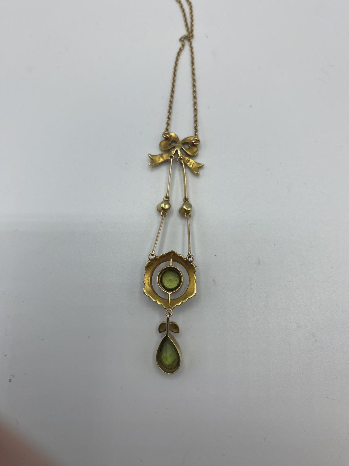 A 9 ct gold chain link necklace with peridot And seed pearl pendant 5.07 g - Image 2 of 3