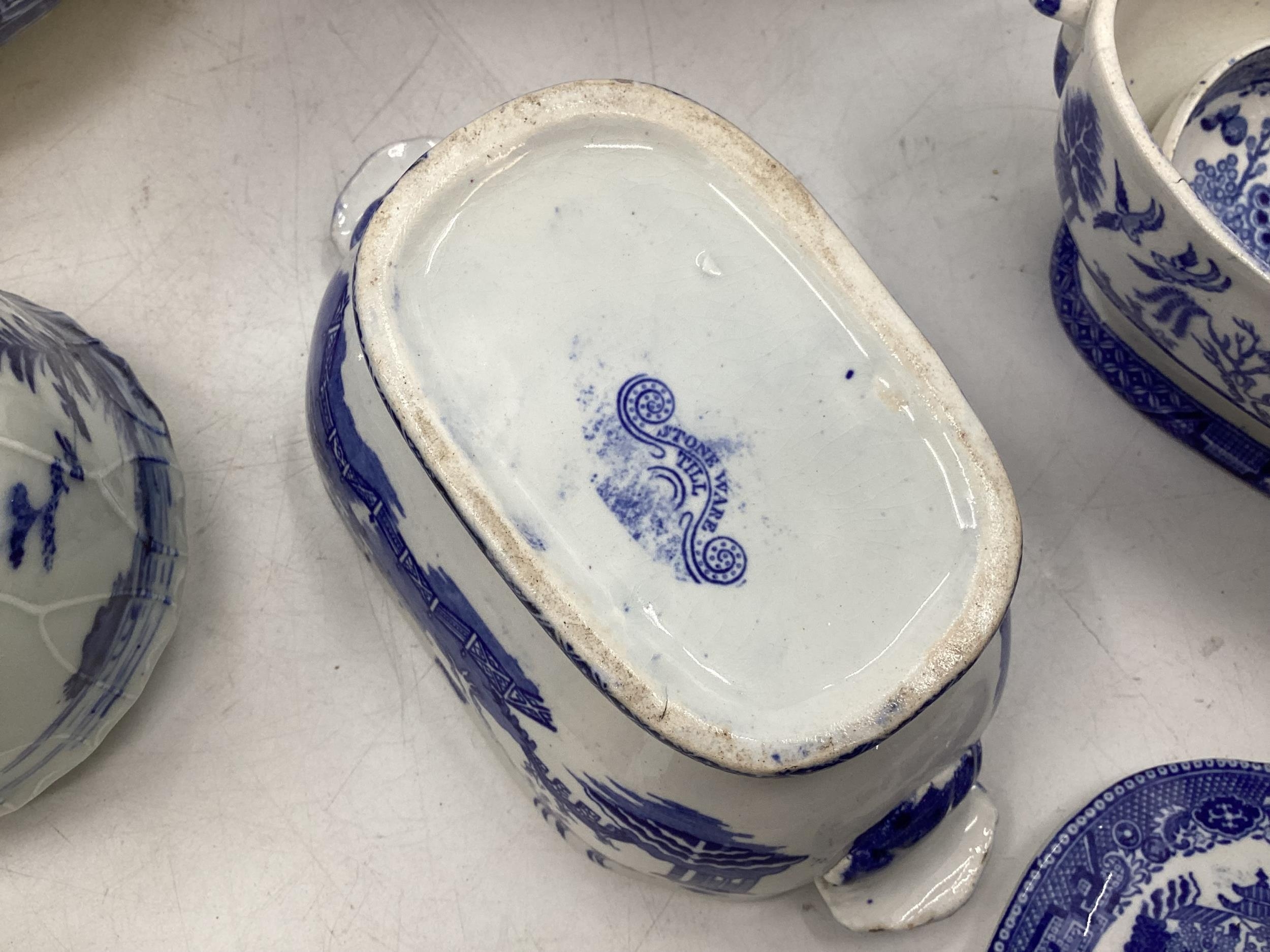 A quantity of blue and white decorative china, some with cracks, to include Wedgwood, Willow - Image 15 of 19