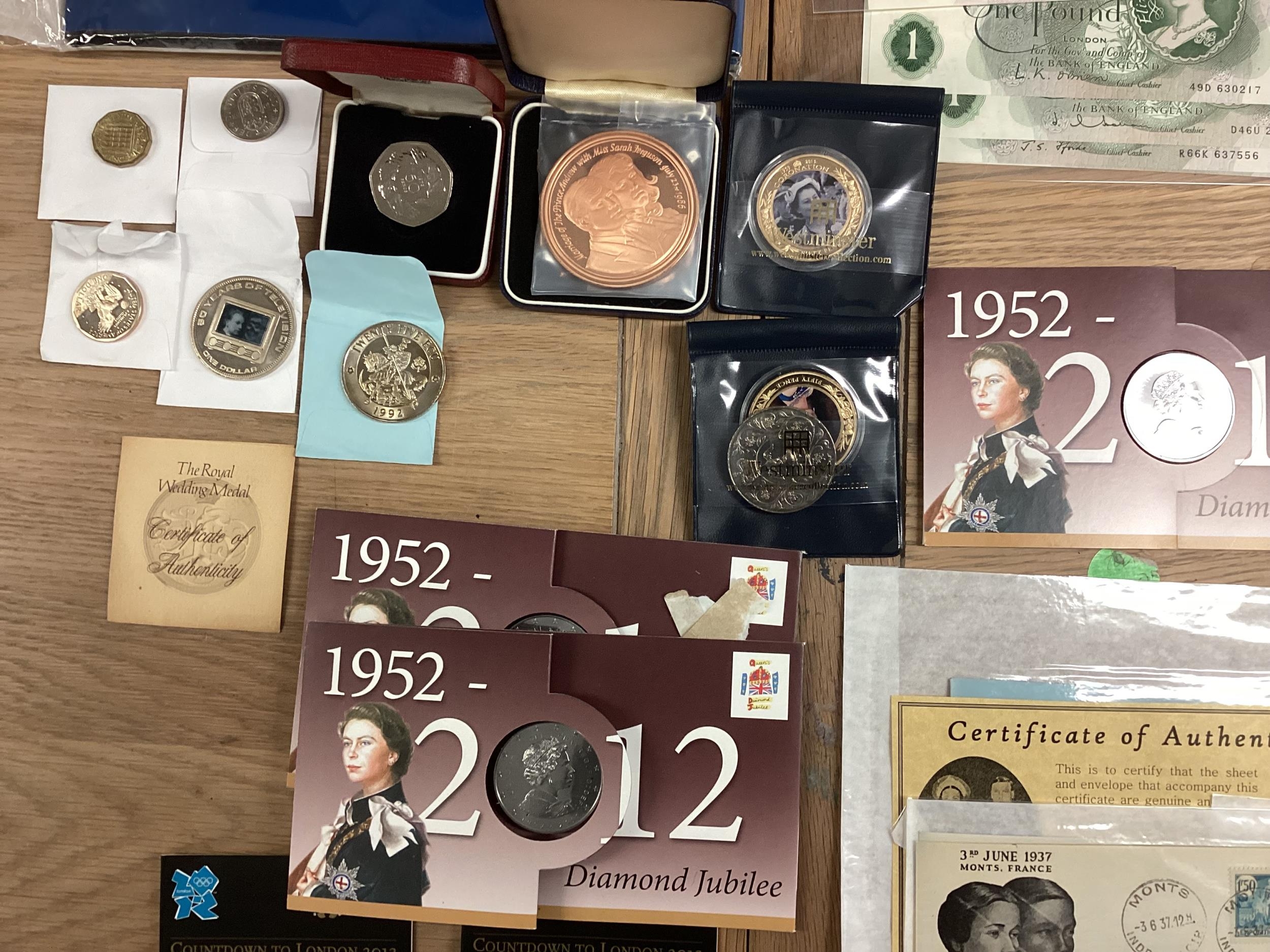 A collection of 20th century commemorative and collectible coins and stamps and bank notes - Image 16 of 21