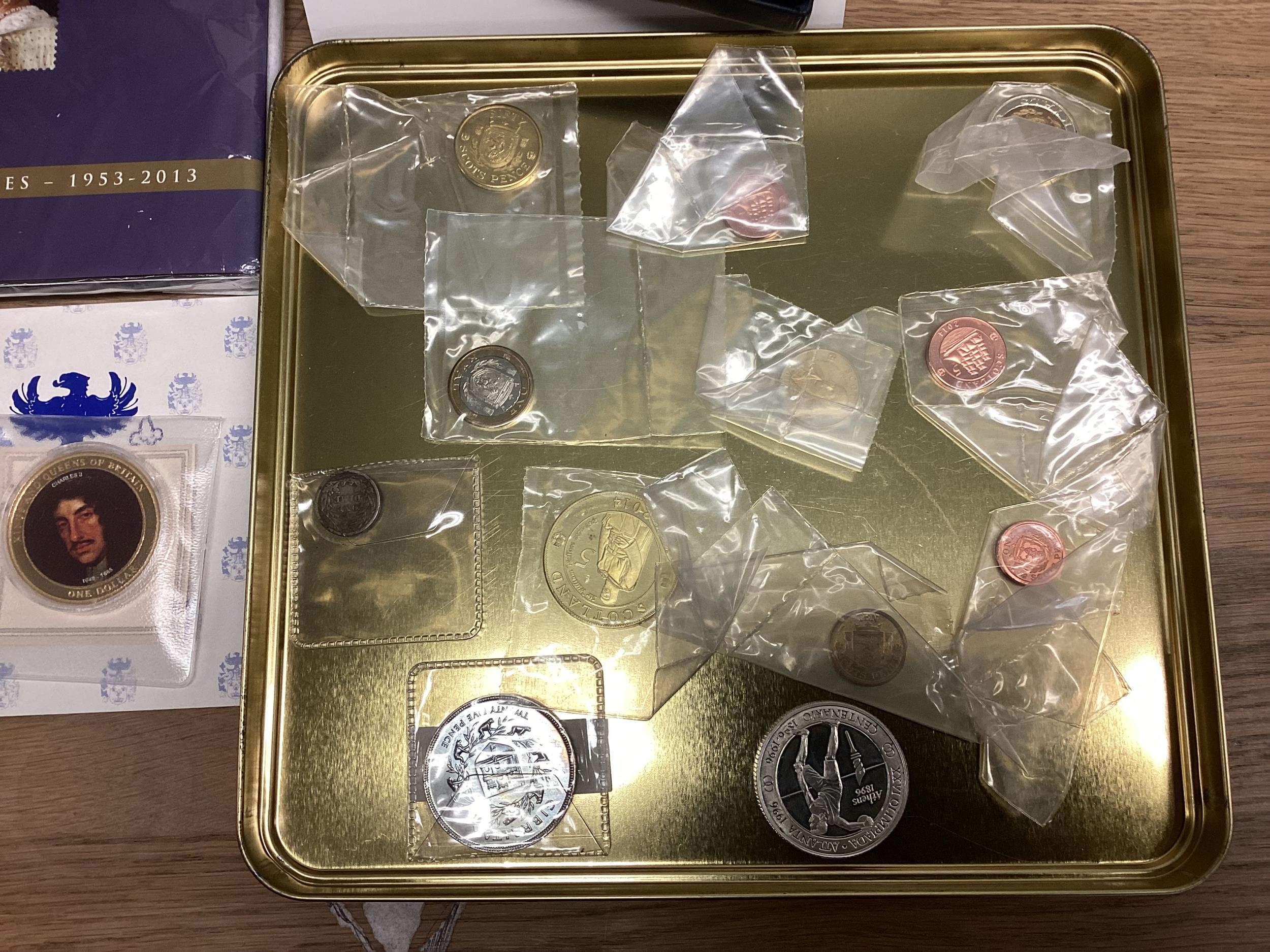 A collection of 20th century commemorative and collectible coins and stamps and bank notes - Image 11 of 21