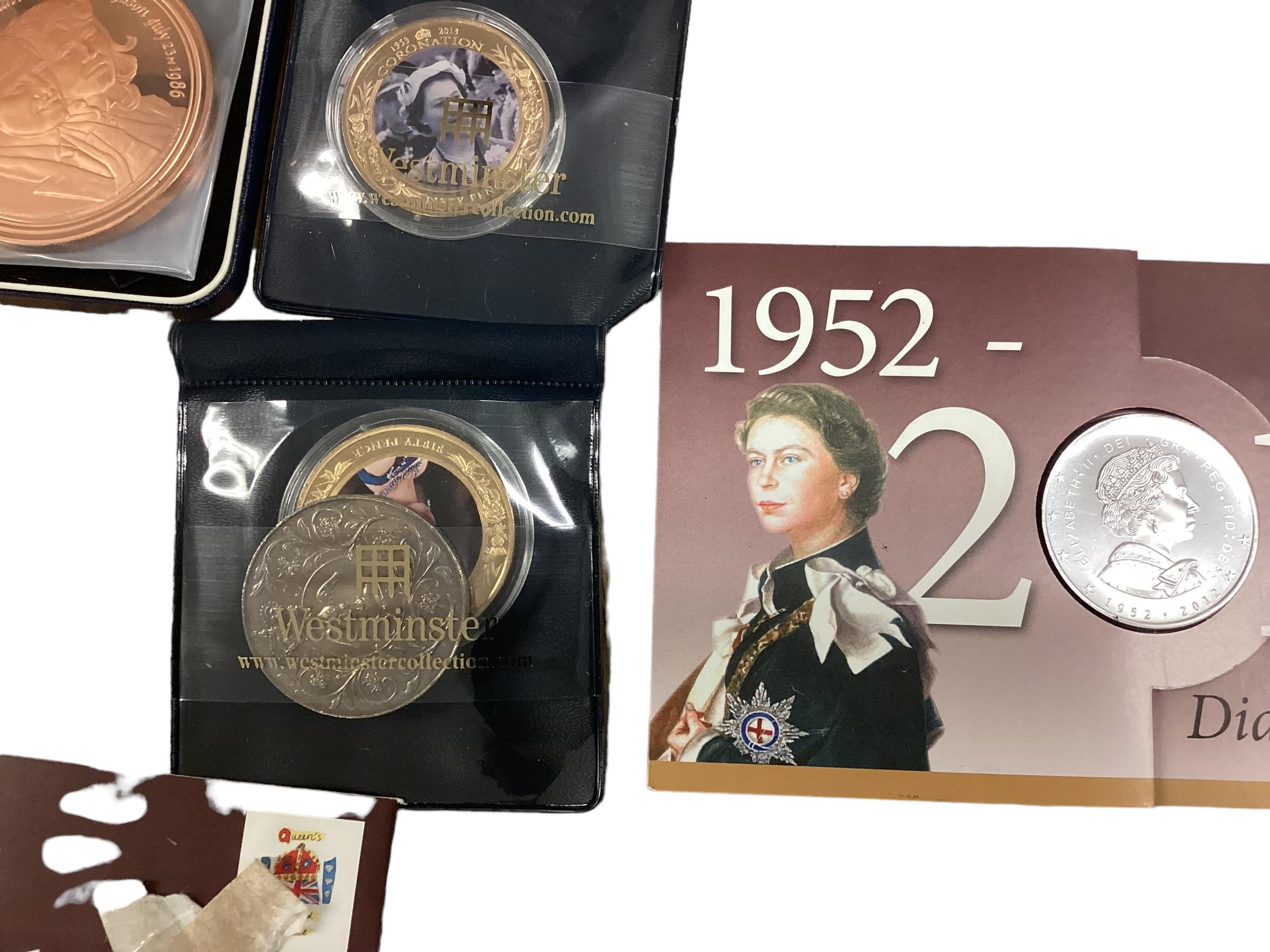 A collection of 20th century commemorative and collectible coins and stamps and bank notes - Image 7 of 21