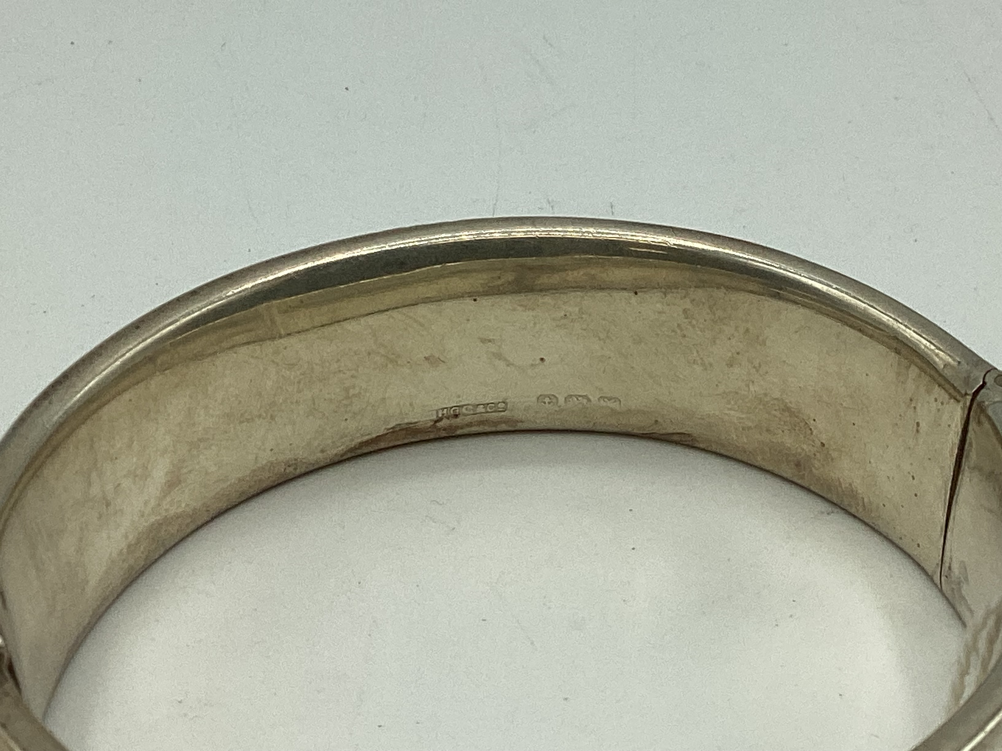 A Sterling silver bangle bracelet - Image 4 of 4
