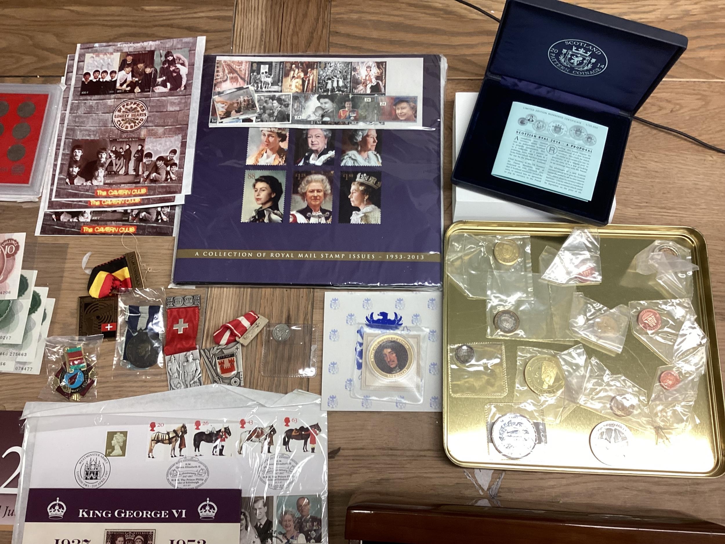 A collection of 20th century commemorative and collectible coins and stamps and bank notes - Image 18 of 21