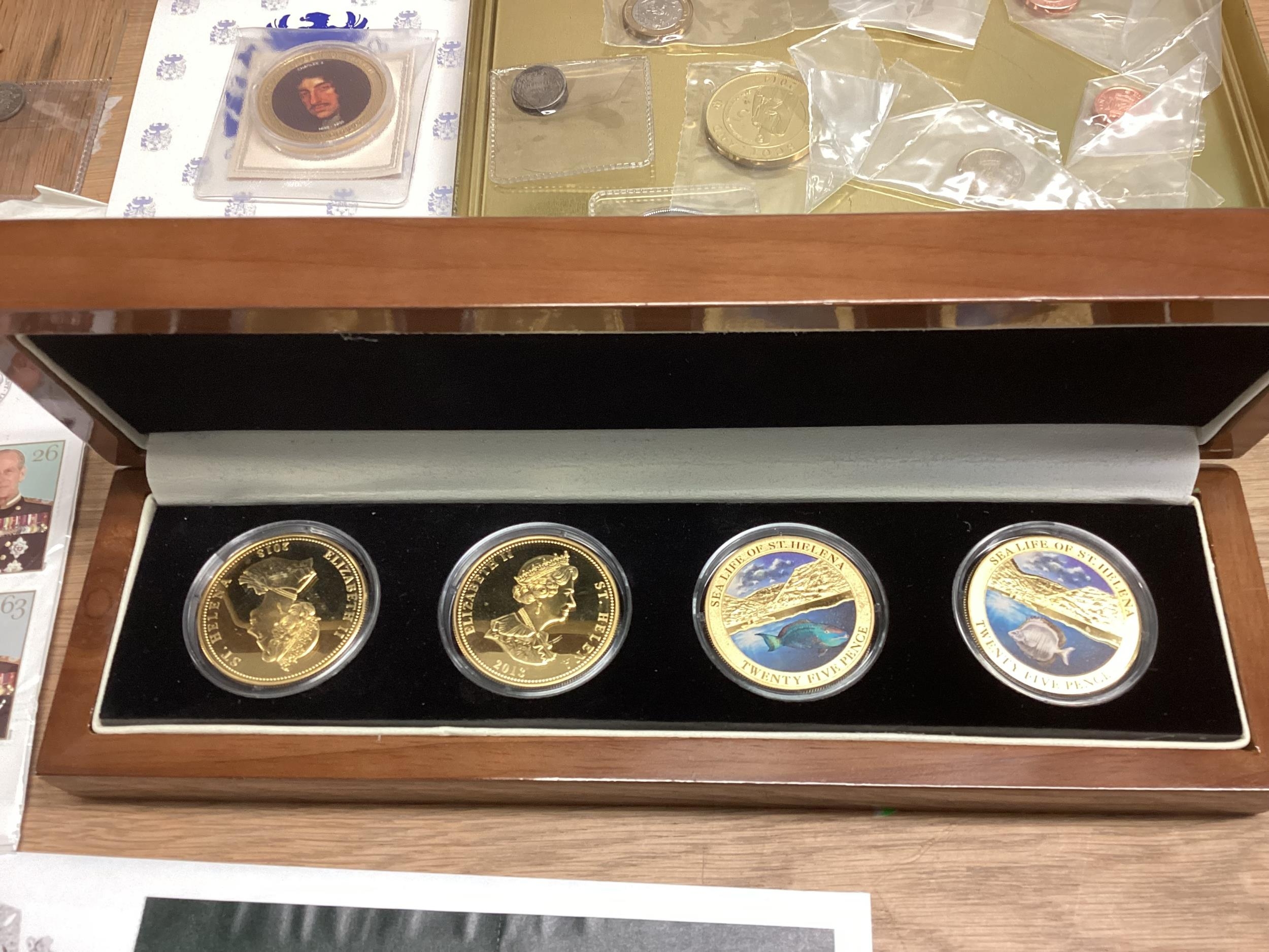 A collection of 20th century commemorative and collectible coins and stamps and bank notes - Image 12 of 21