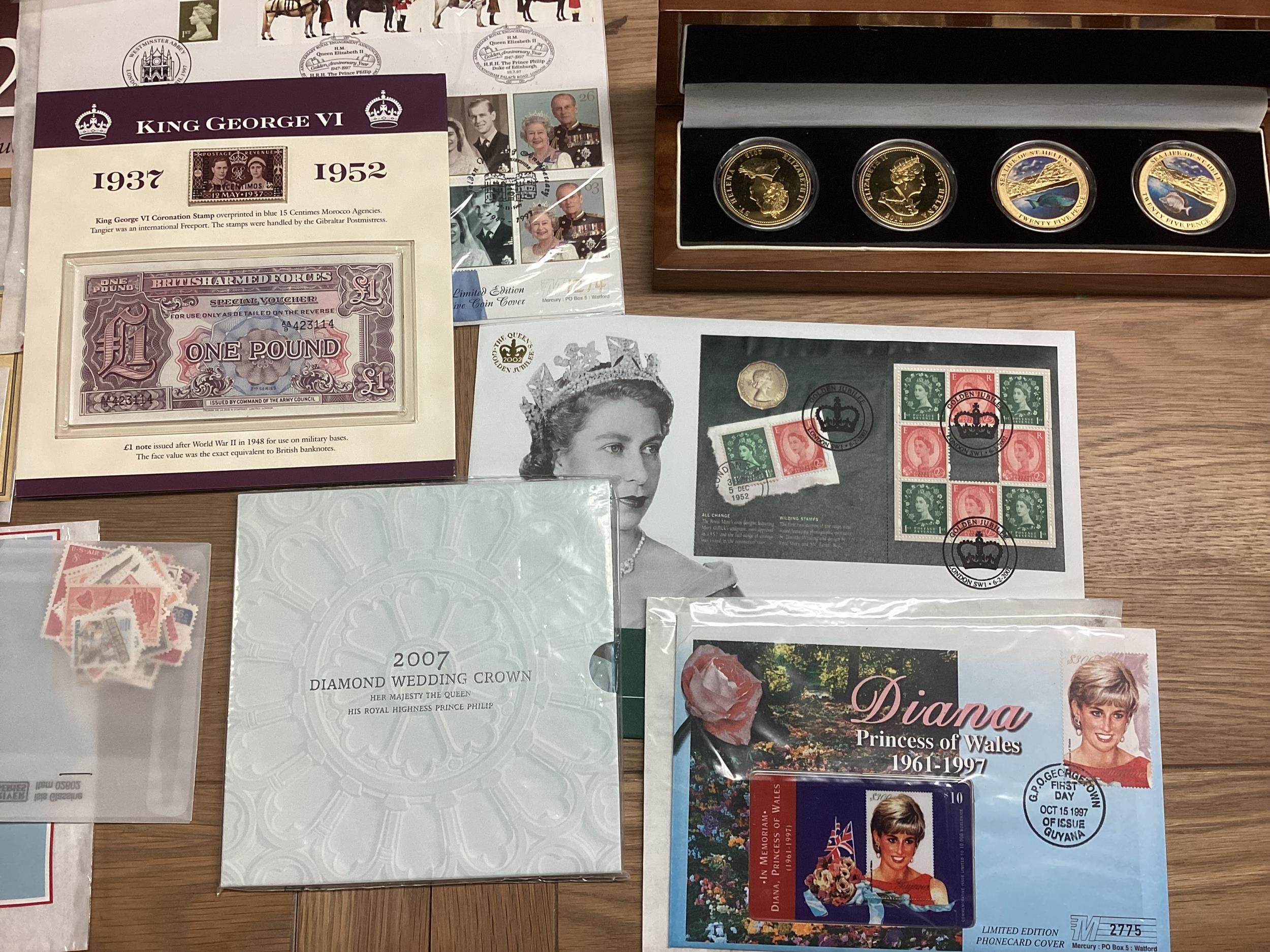 A collection of 20th century commemorative and collectible coins and stamps and bank notes - Image 19 of 21