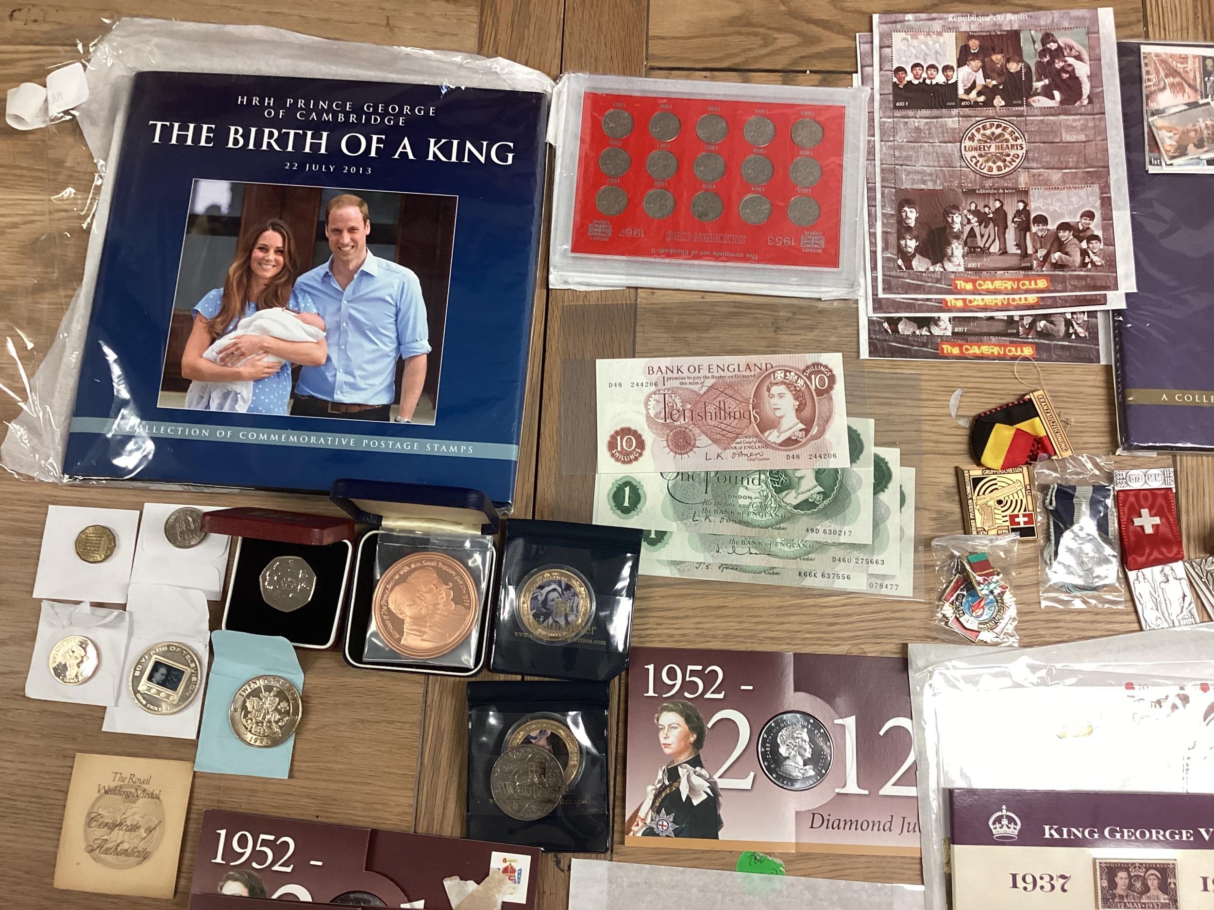 A collection of 20th century commemorative and collectible coins and stamps and bank notes - Image 17 of 21