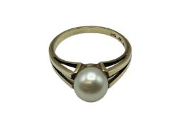 A 15ct gold and single cultured pearl ring. Size M. 2.95g.