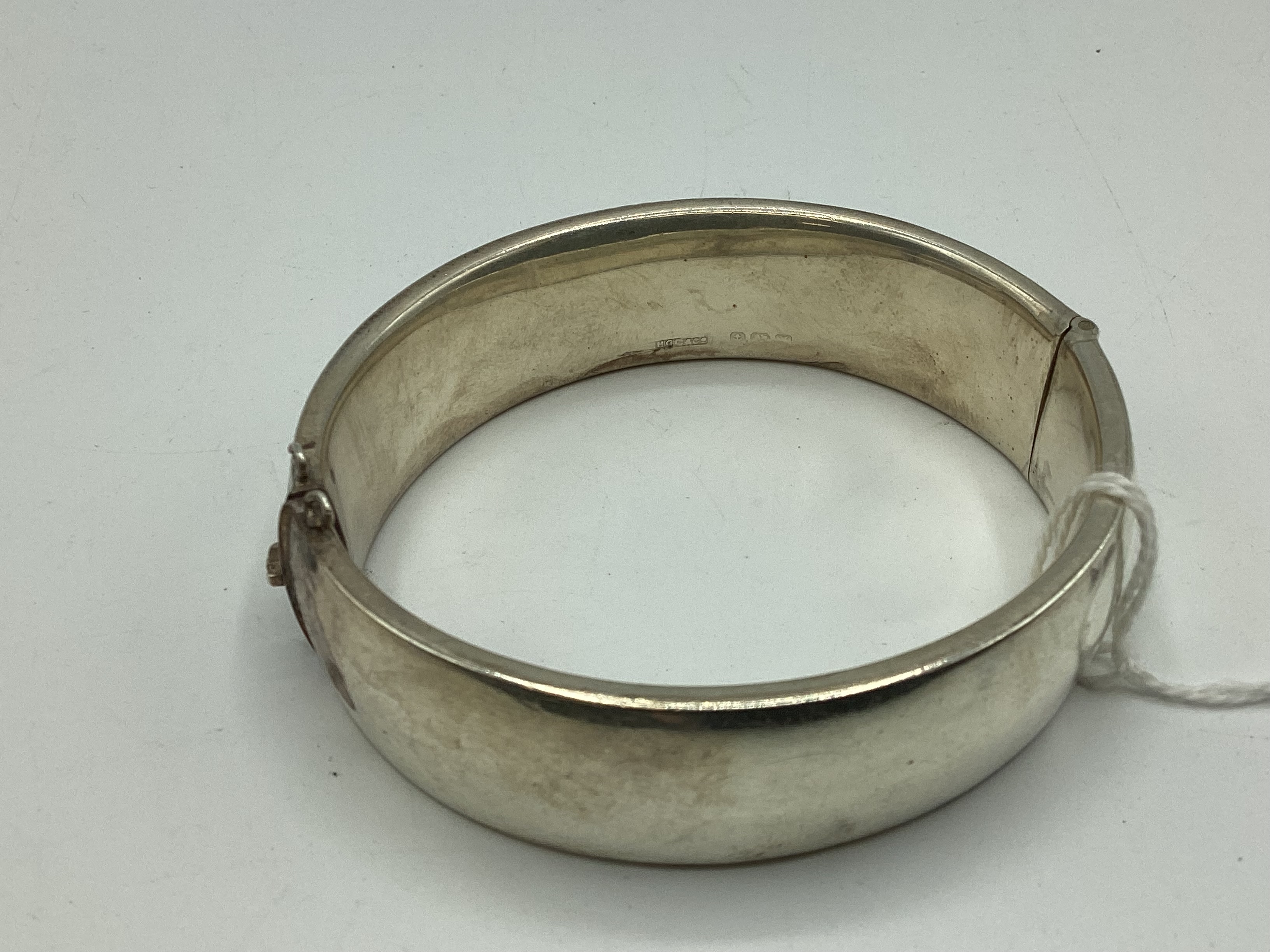 A Sterling silver bangle bracelet - Image 3 of 4