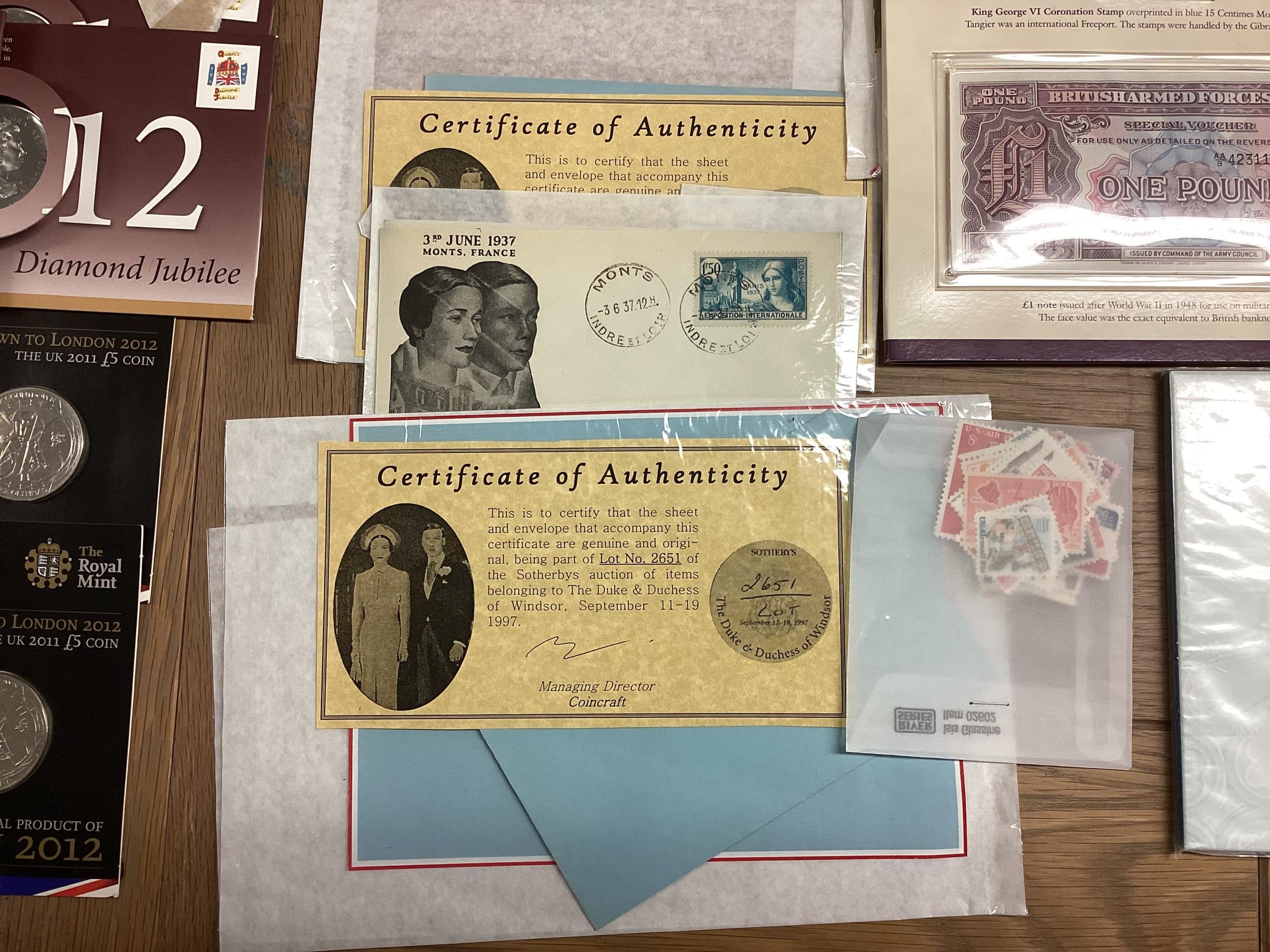 A collection of 20th century commemorative and collectible coins and stamps and bank notes - Image 20 of 21