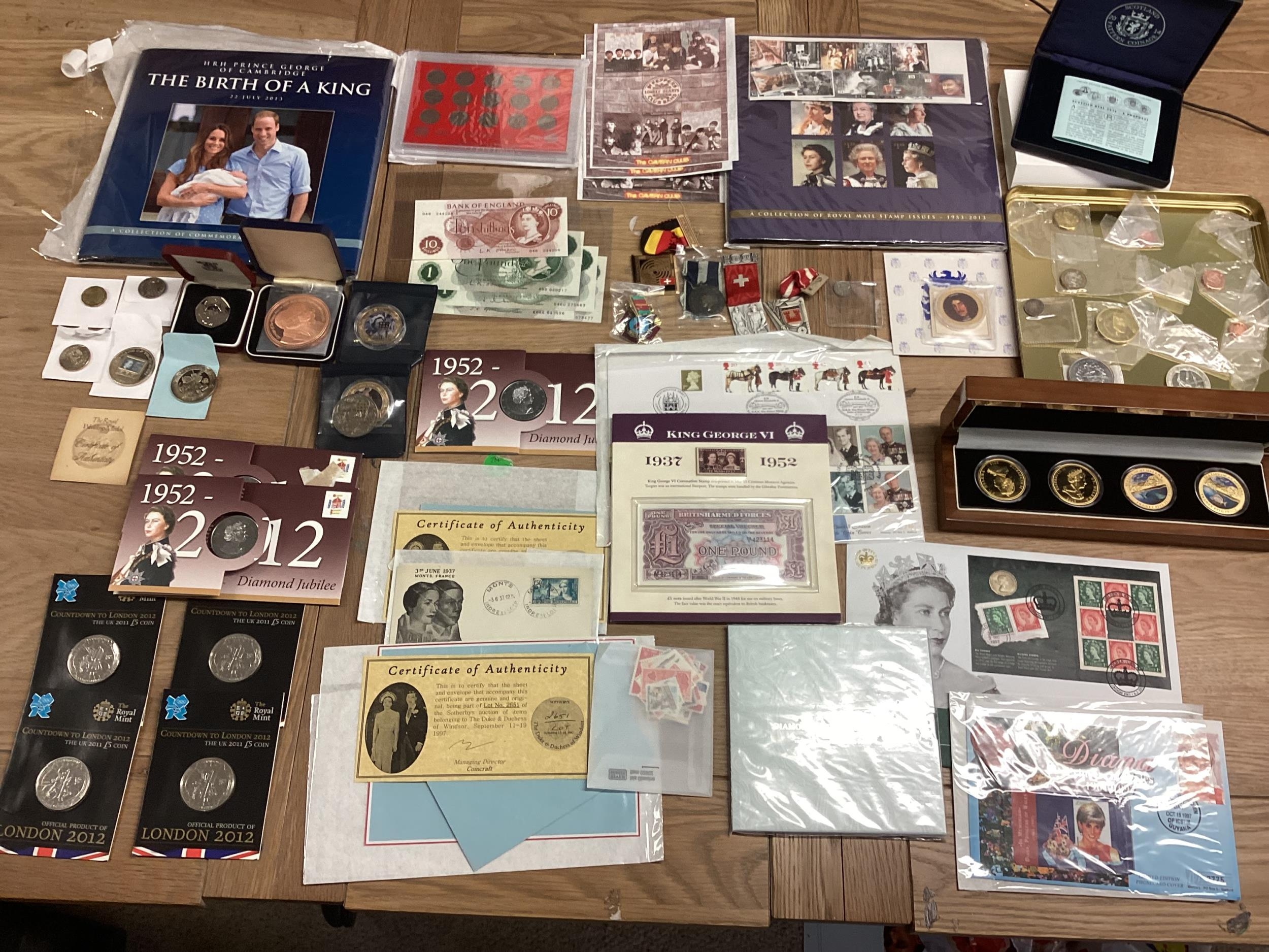 A collection of 20th century commemorative and collectible coins and stamps and bank notes - Image 13 of 21