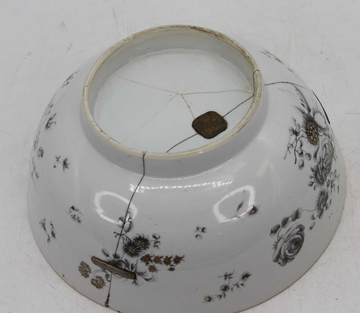 An 18th century Chinese porcelain bowl, decorated with flowers and having a spear head border ( - Image 3 of 3