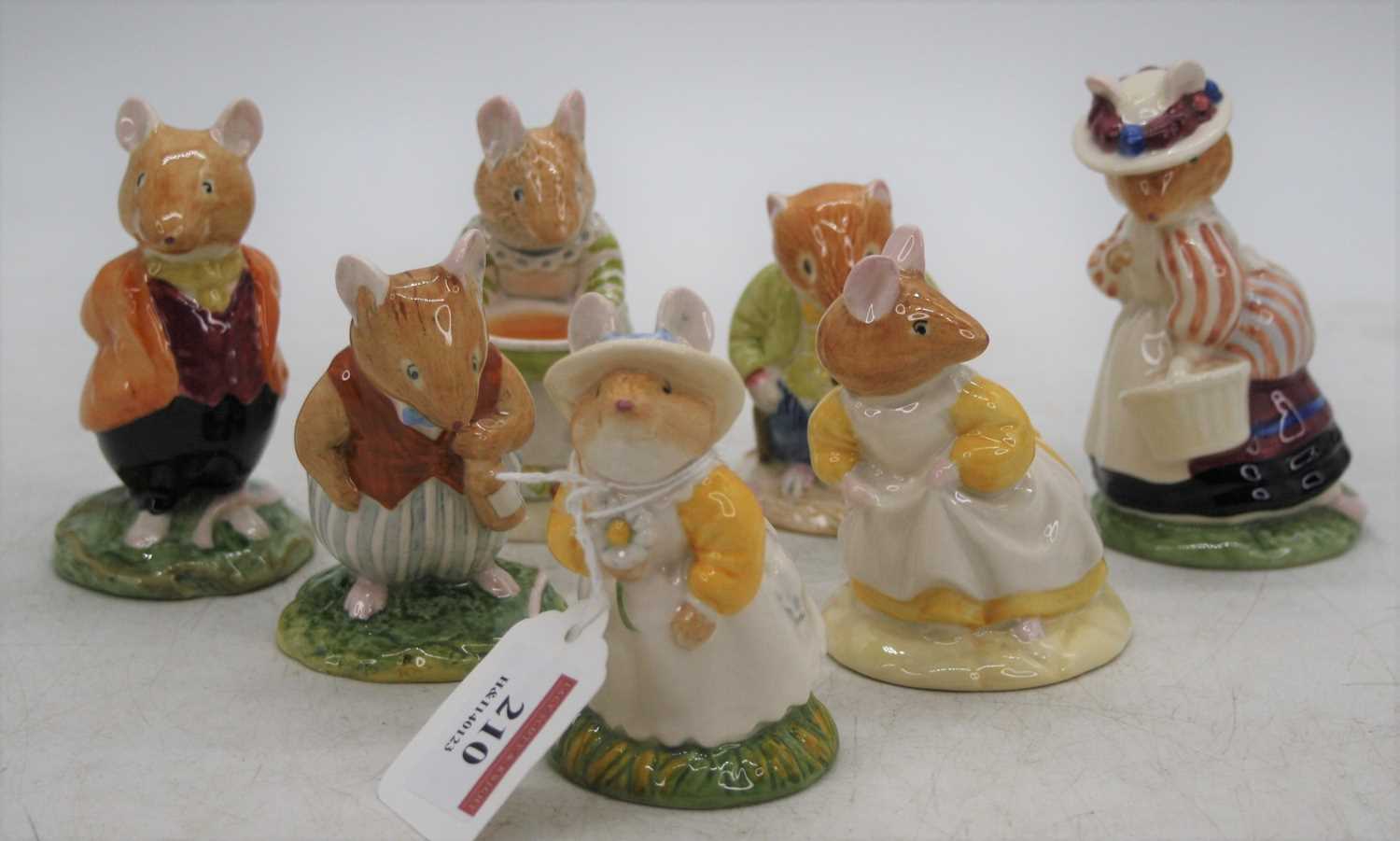 A collection of Royal Doulton Brambly Hedge figures, the largest h.9cm (7)Very small chip to one.