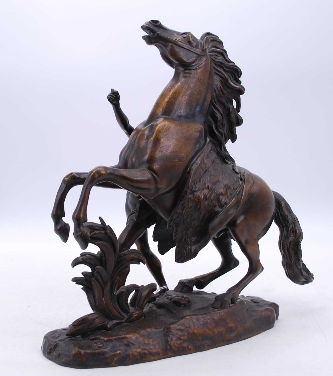 After Guillaume Coustou - a late 19th century bronze model of a Marly Horse, modelled with groom - Bild 2 aus 2