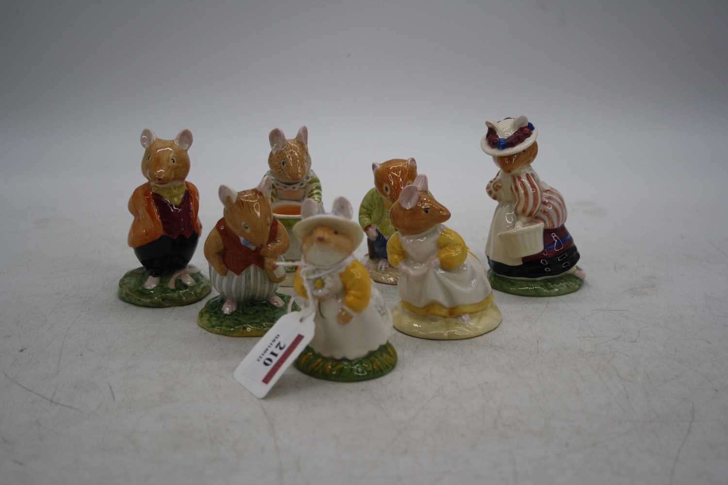 A collection of Royal Doulton Brambly Hedge figures, the largest h.9cm (7)Very small chip to one. - Bild 2 aus 3