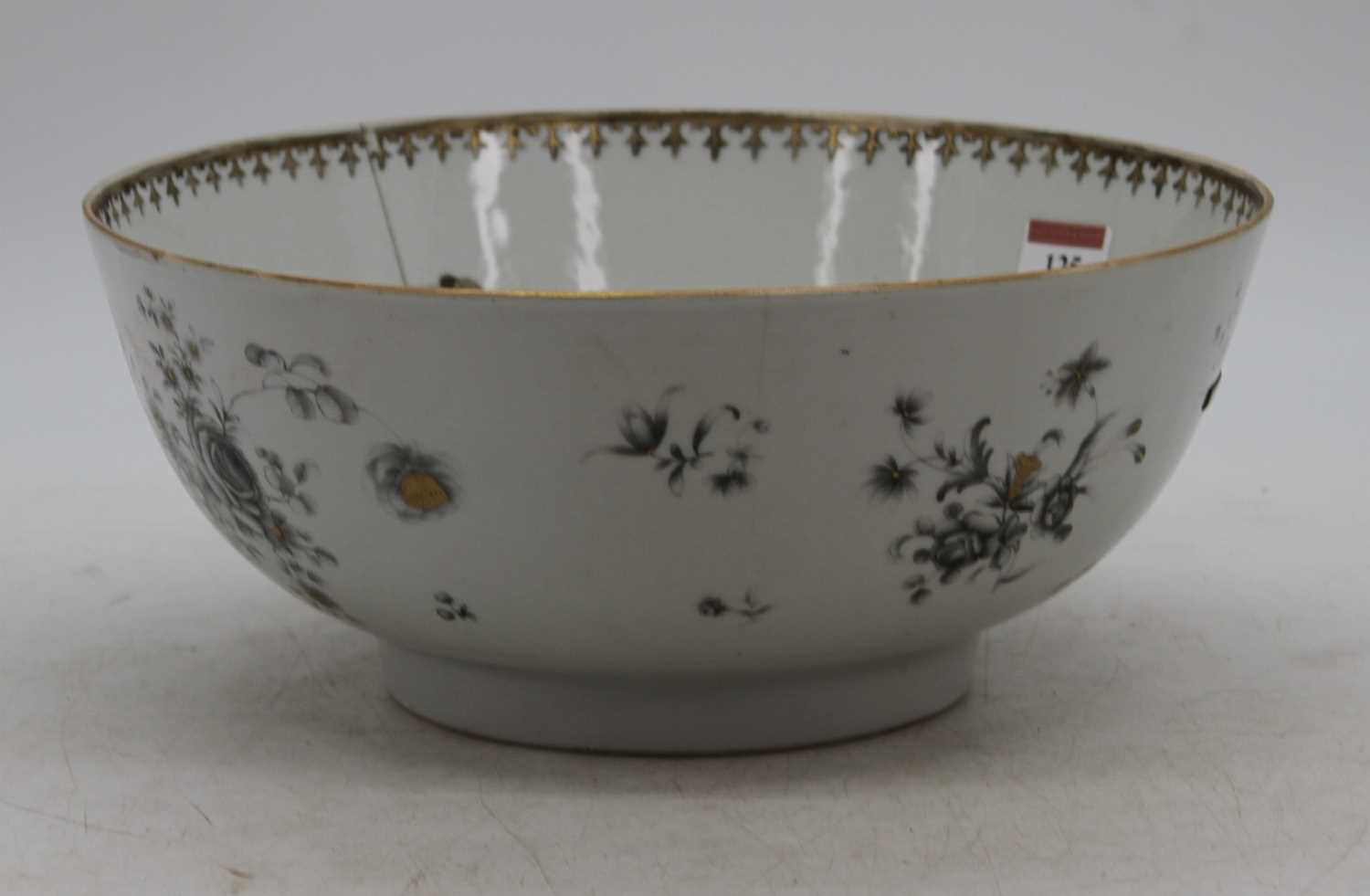 An 18th century Chinese porcelain bowl, decorated with flowers and having a spear head border (