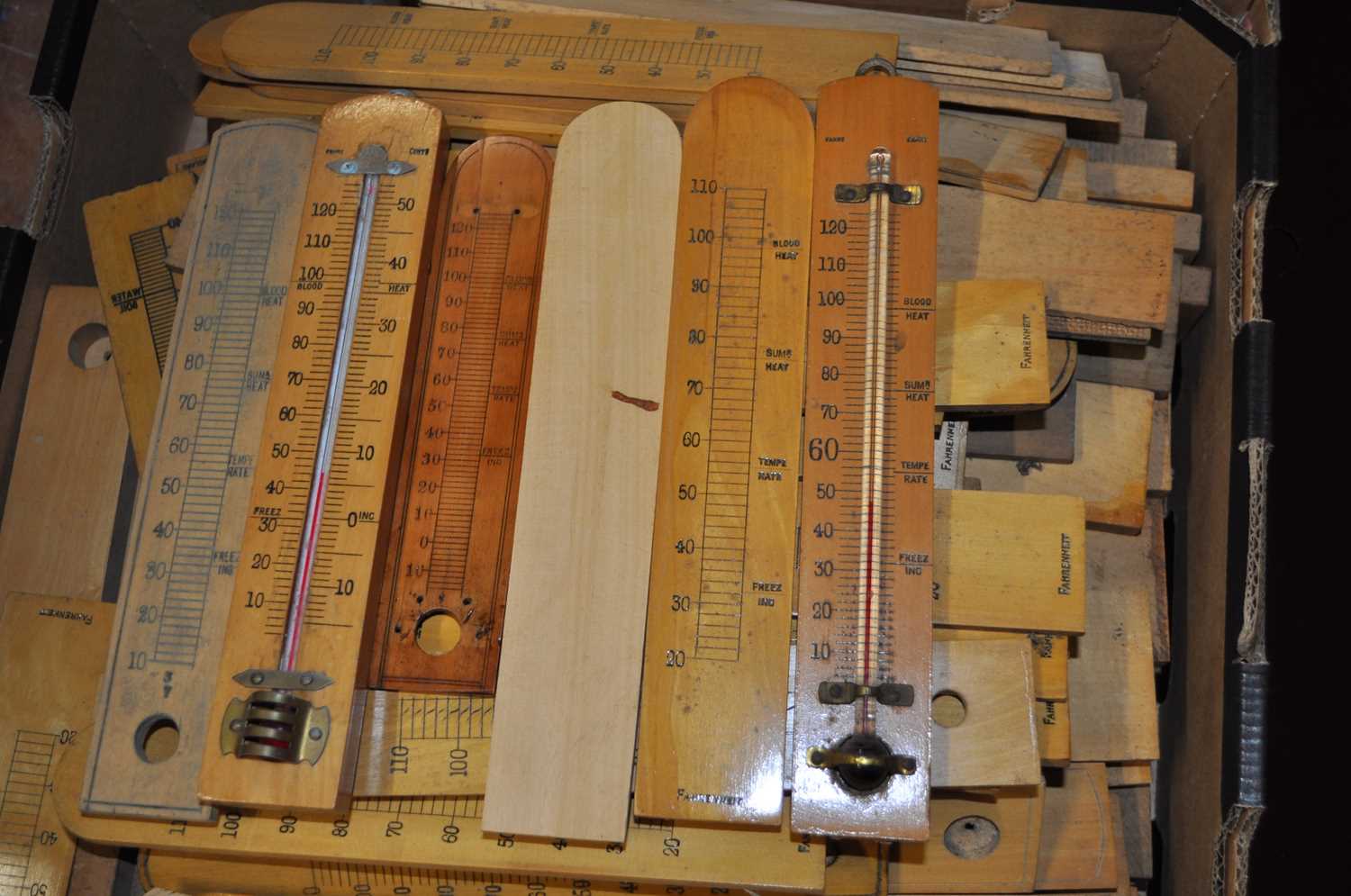 A large collection of boxwood thermometer scales, largely being bow topped - Bild 2 aus 2