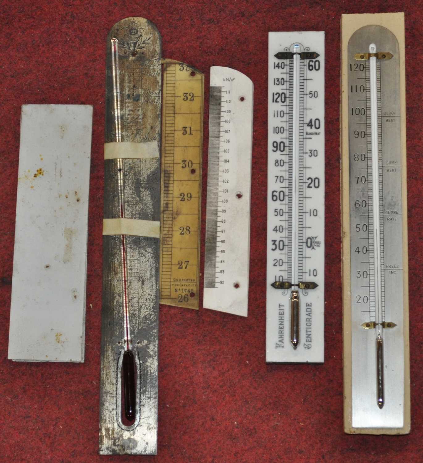 Assorted brass barometer scales to include pairs of stick scales, miniature brass thermo scales, etc - Image 4 of 4