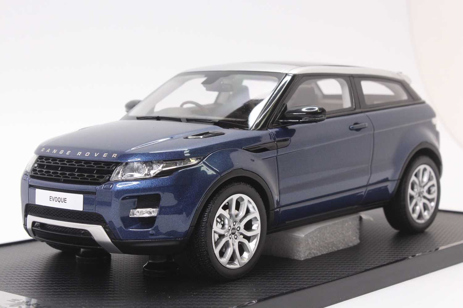 A Century Dragon 1/18 scale model of a resin 2011 Range Rover Evoque, finished in metallic blue, and - Image 3 of 3