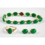 A yellow metal Jadeite suite to include a bracelet with 15 oval Jadeite cabochons each measuring 9.