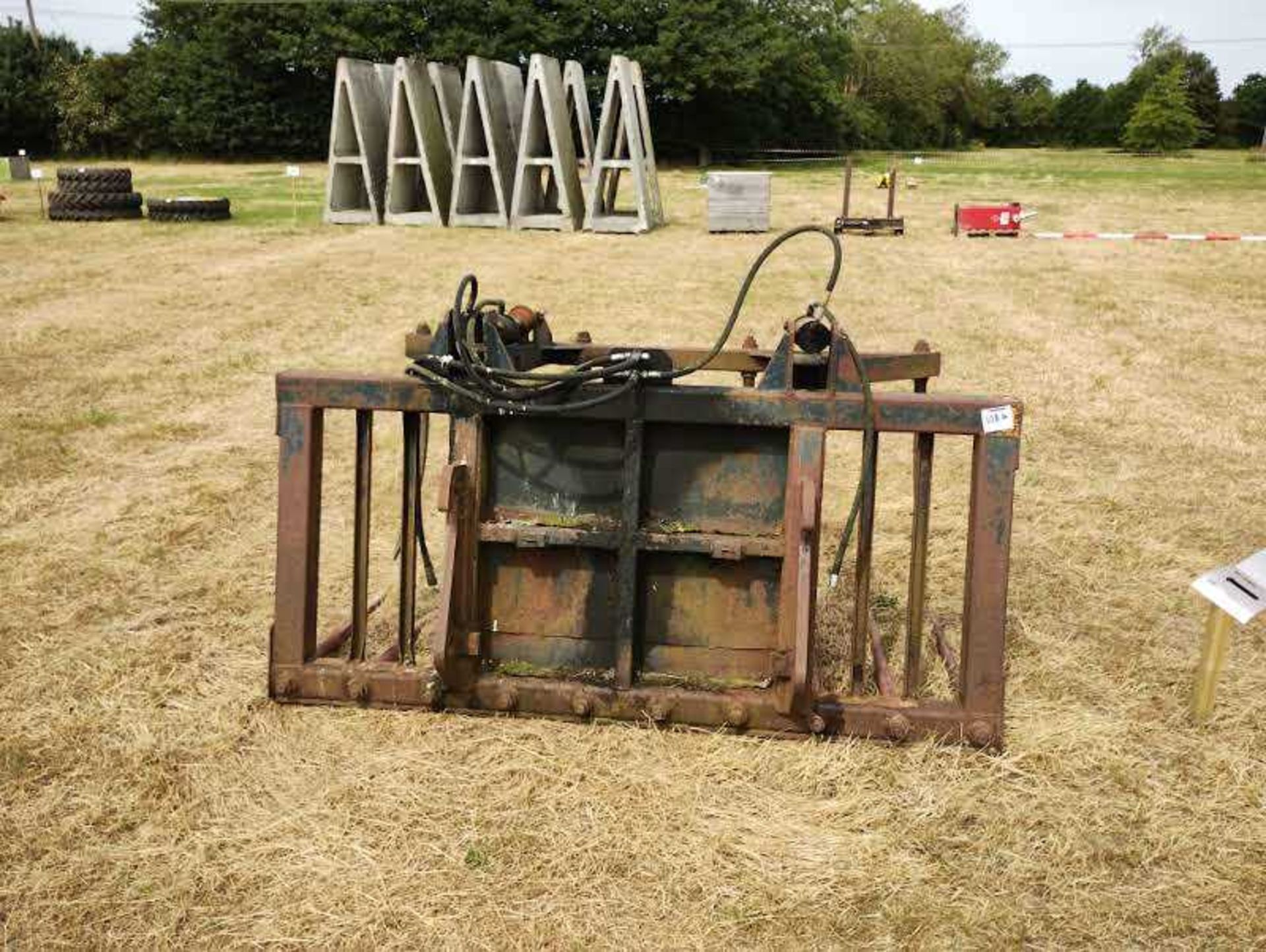 Muck Fork with grapple and Claas Fittings (needs 1 new ram and 1 hydraulic pipe) - Image 6 of 6