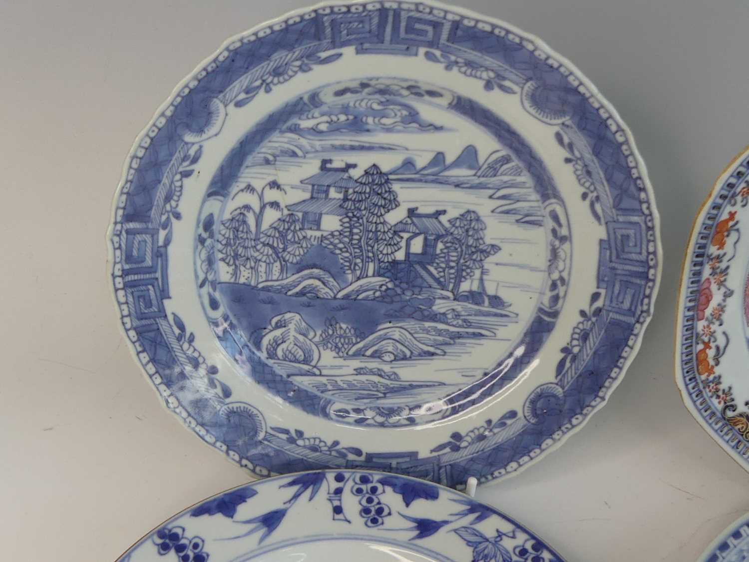 A collection of 18th century Chinese export porcelain plates and dishes, to include enamel decorated - Image 17 of 23