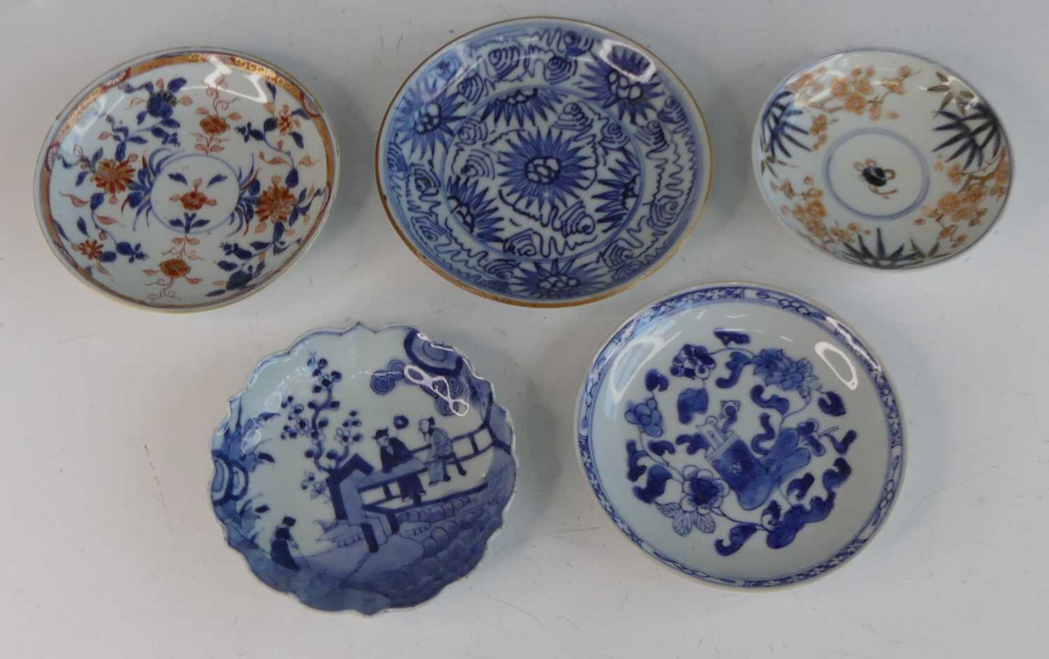 A collection of 18th century Chinese export porcelain plates and dishes, to include enamel decorated - Image 20 of 23