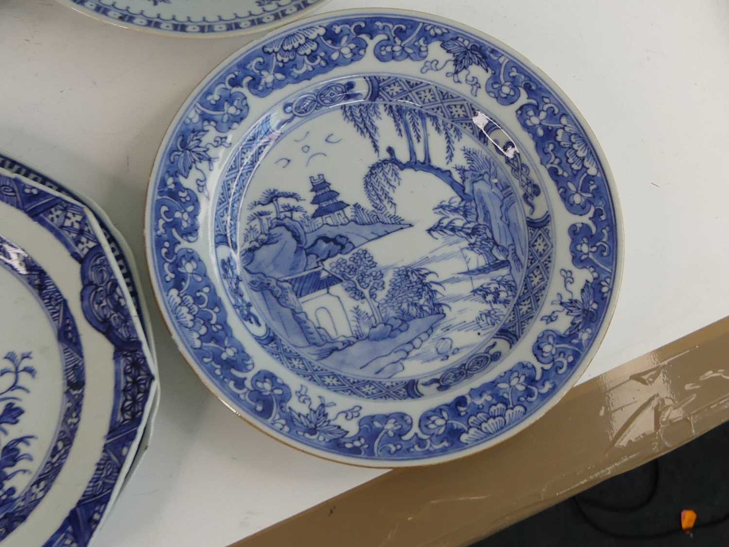 A collection of 18th century Chinese export porcelain plates and dishes, to include enamel decorated - Image 13 of 23