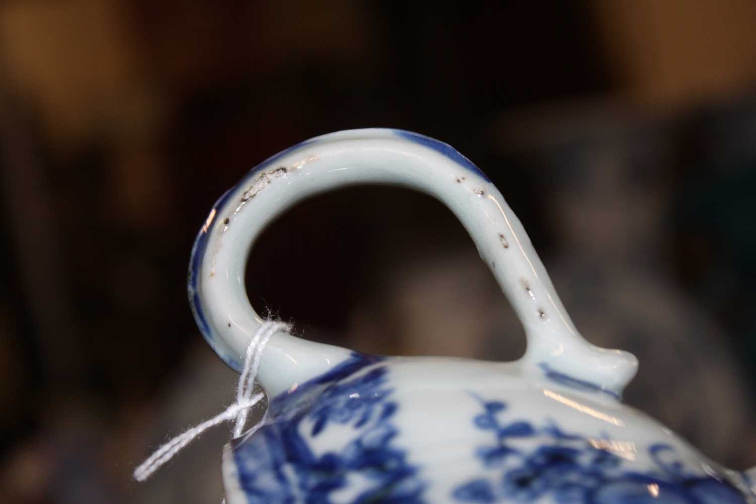 A collection of 18th century Chinese export porcelain, to include a blue and white teapot, of bullet - Image 19 of 24